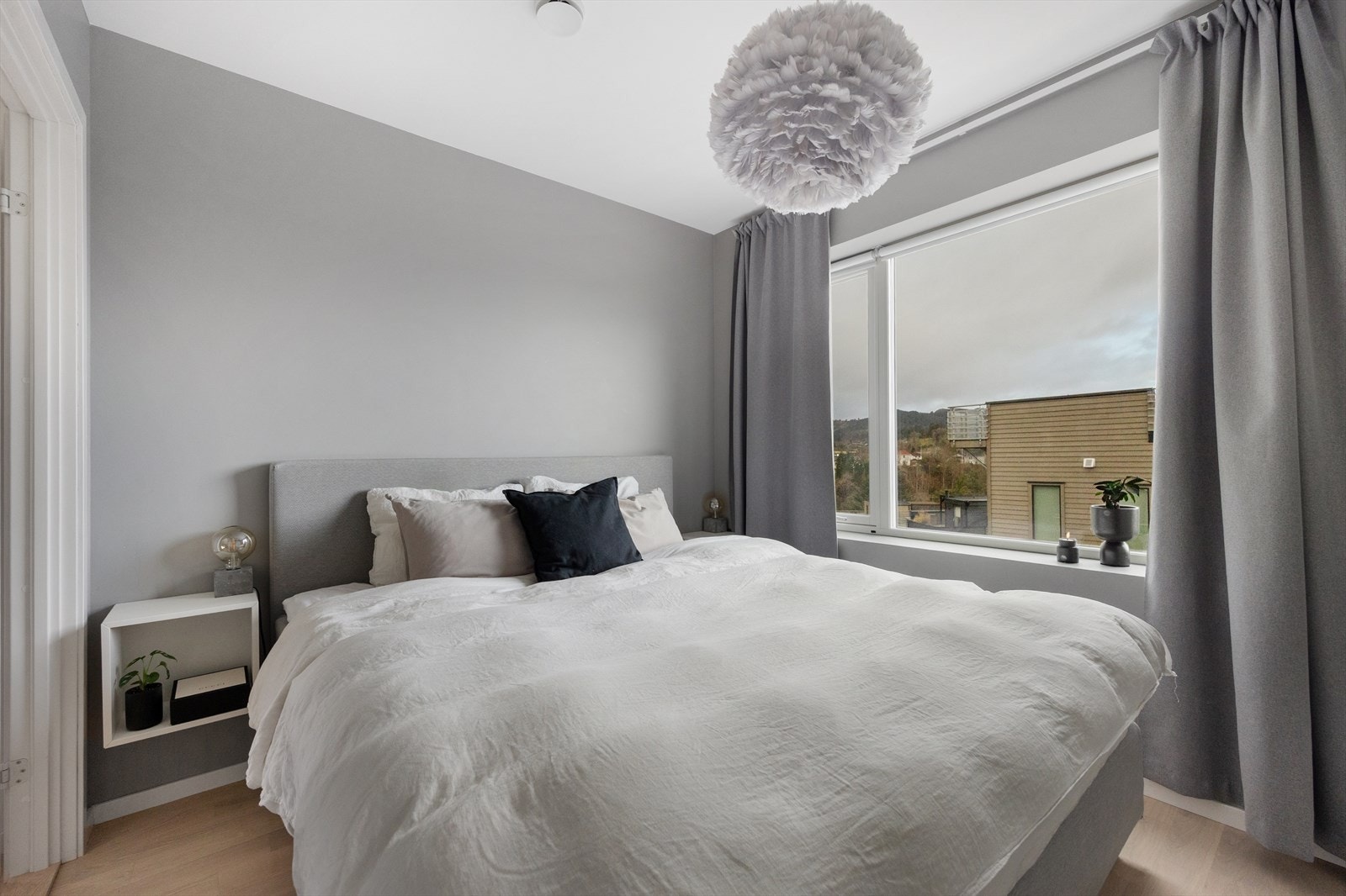 Soverom nr. 4 har god plass til seng og er innredet med stor garderobeløsning Galleribilde