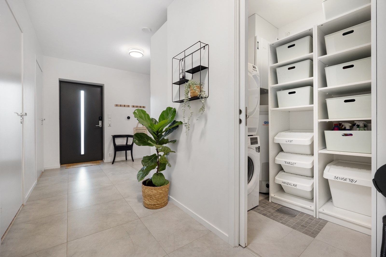 innredet med stor garderobe. Inngang til praktisk teknisk som med opplegg for vaskemaskin og tørketrommel. Galleribilde