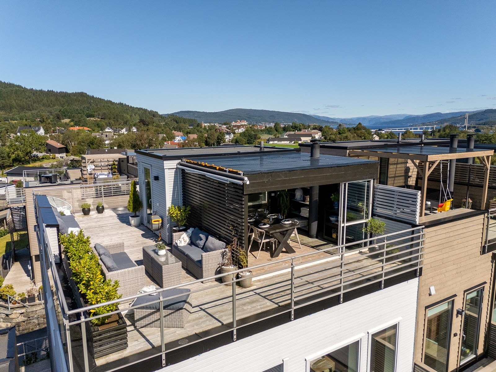 Takterrassen er solrik og har flott utsikt. Plass til å møblere flere sittegrupper. Galleribilde