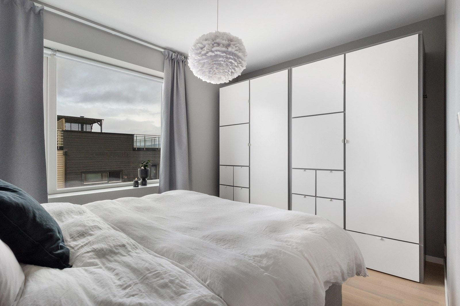 Soverom nr. 4 har god plass til seng og er innredet med stor garderobeløsning Galleribilde