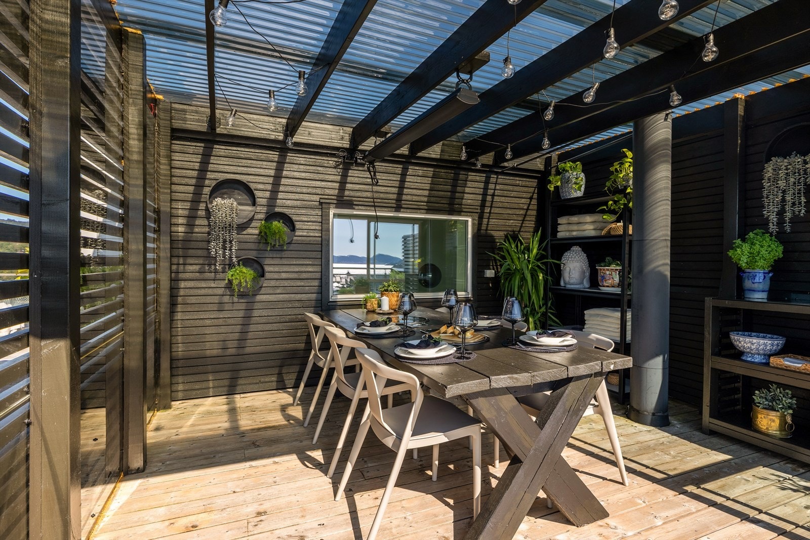 Det er bygget utestue (ikke omsøkt og godkjent av Alver kommune) Galleribilde