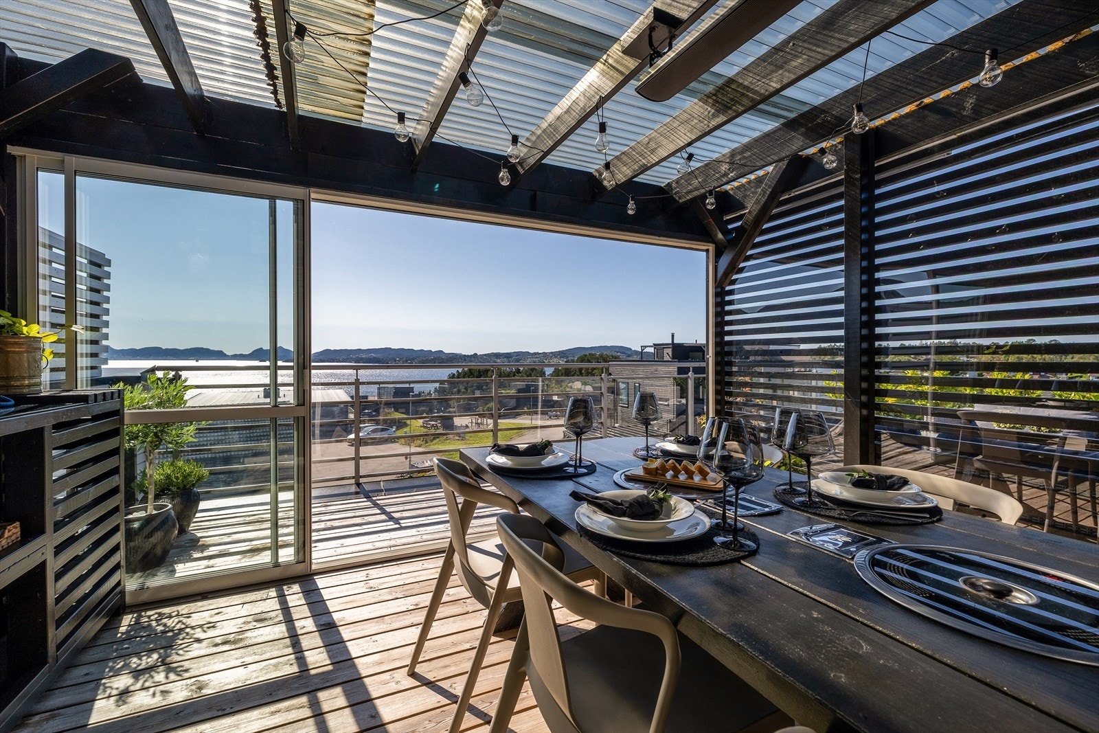 Skyvedør Her sitter en skjermet fra vær og vind Galleribilde