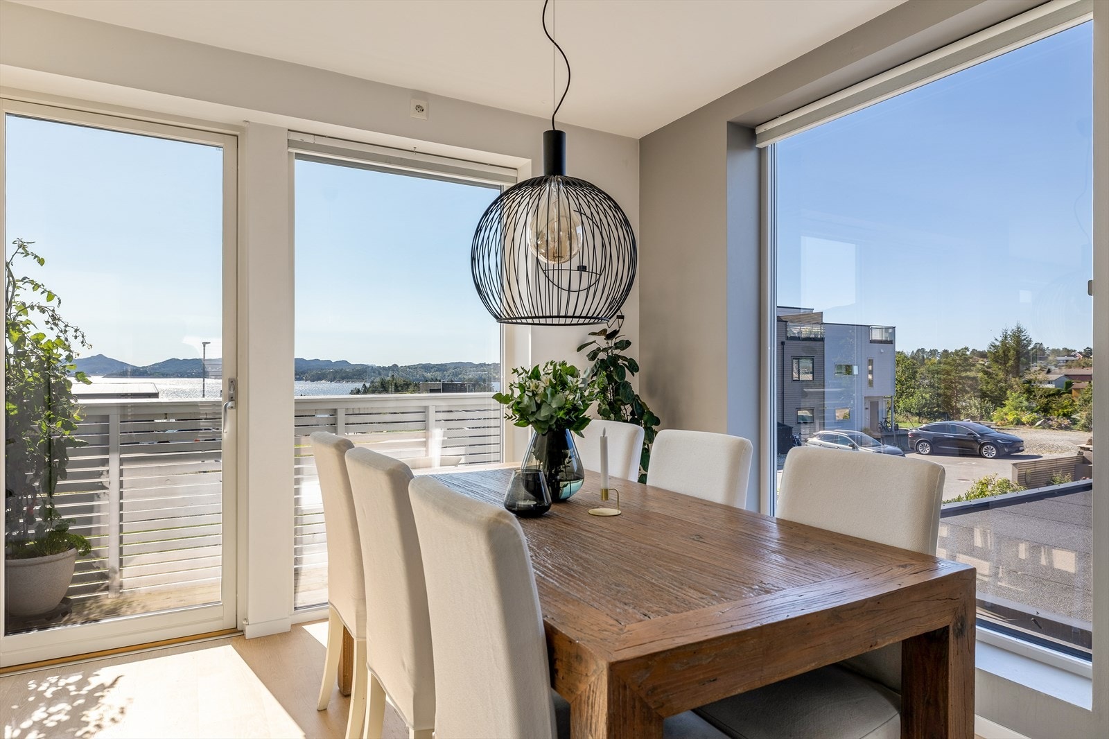 Lysmalte veggflater og parkett på gulv Galleribilde