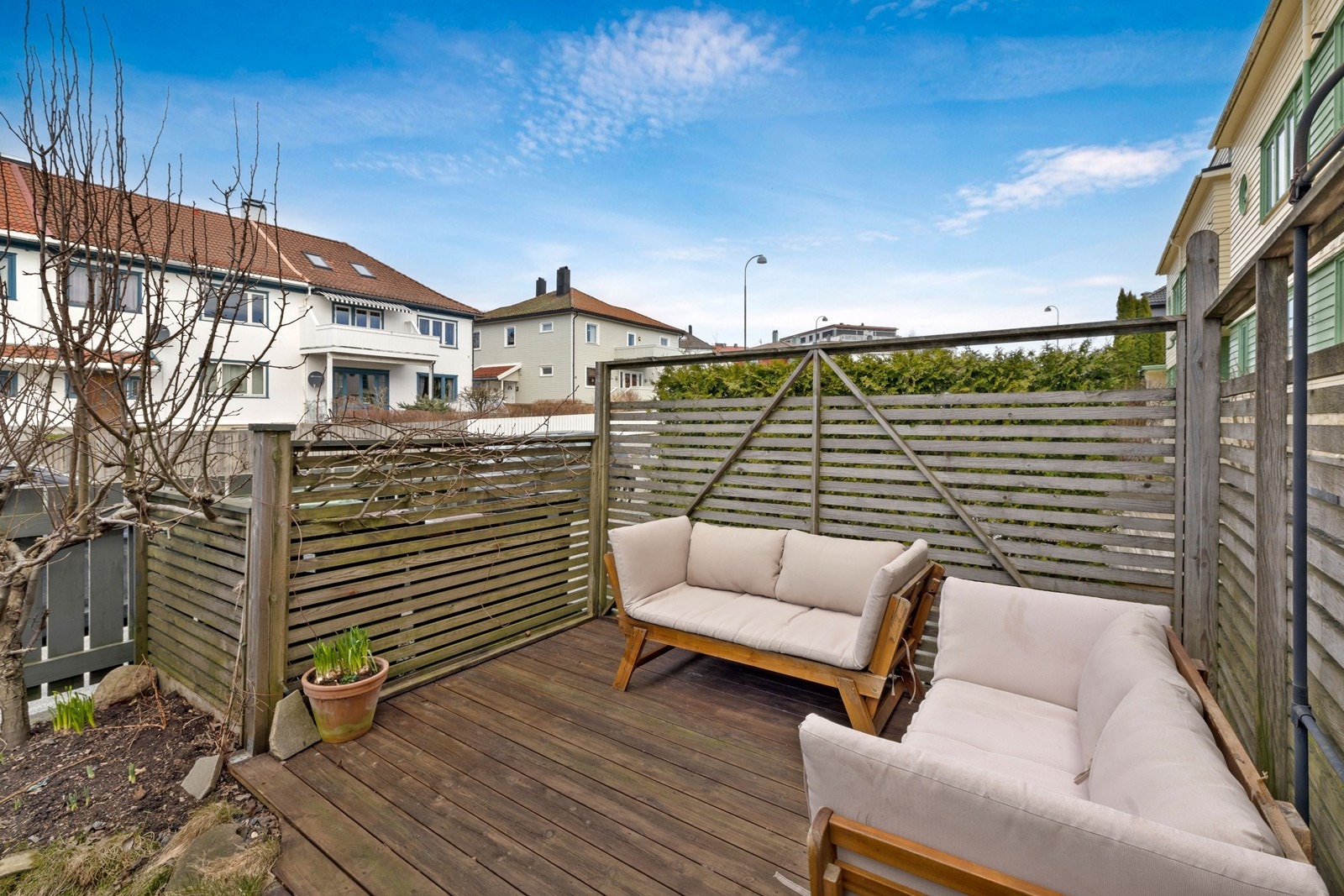 Fra hagen er det adkomst til kjellerbod med god plass til oppbevaring, samt opplegg for vaskemaskin. En praktisk, smart innredet bod. Kjellerboden måler 12,5 kvm Galleribilde