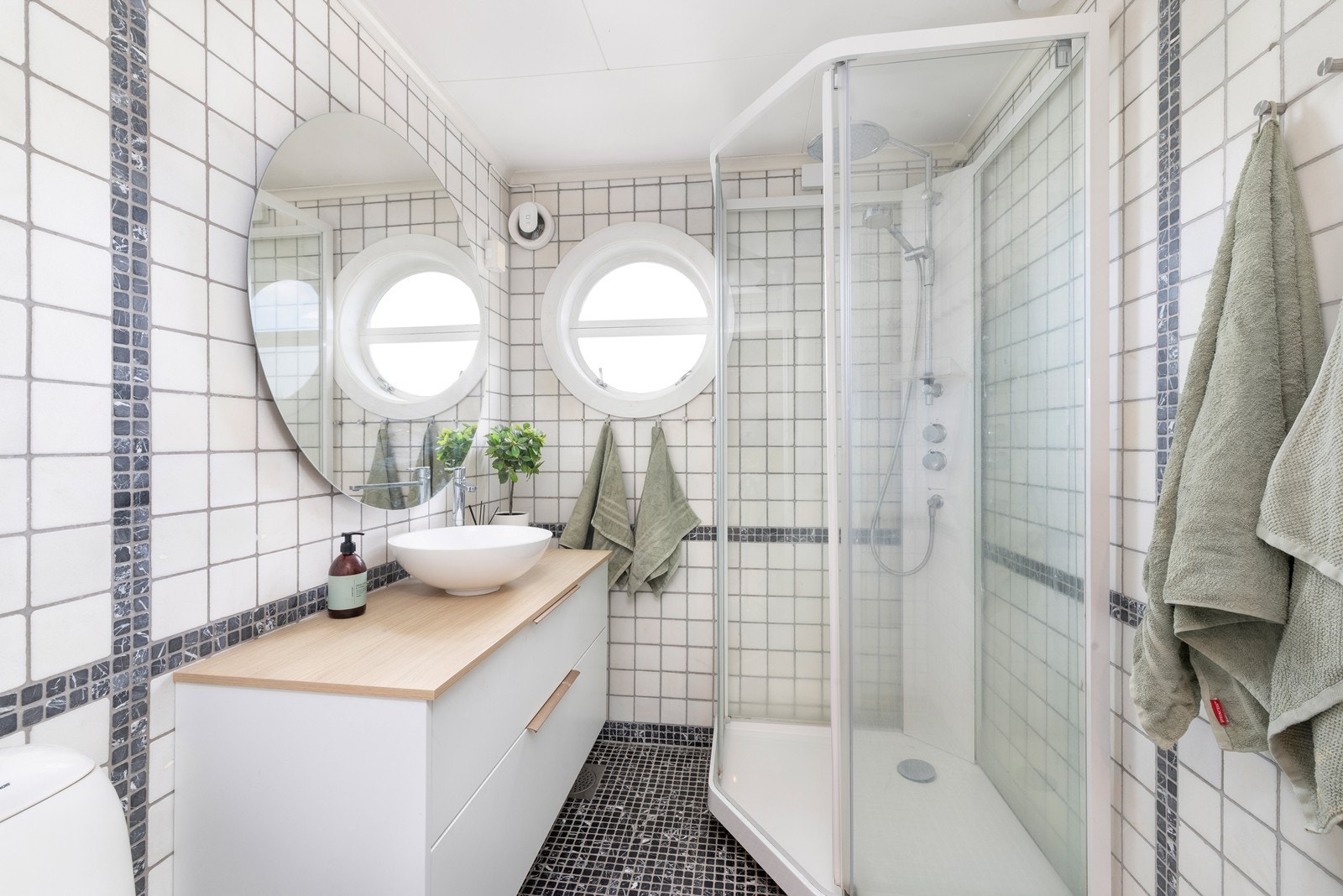 Baderommet inneholder dusjkabinett, servant med oppbevaring og toalett. Nyere innredning. Galleribilde