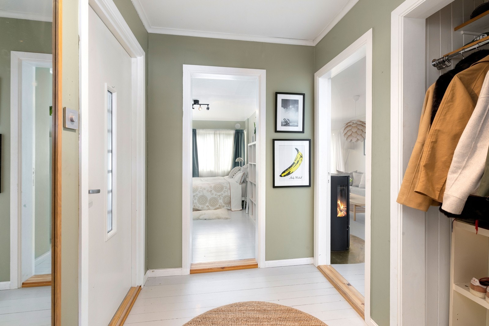 Fra gangen er det inngang til soverom, baderom og stuen Galleribilde