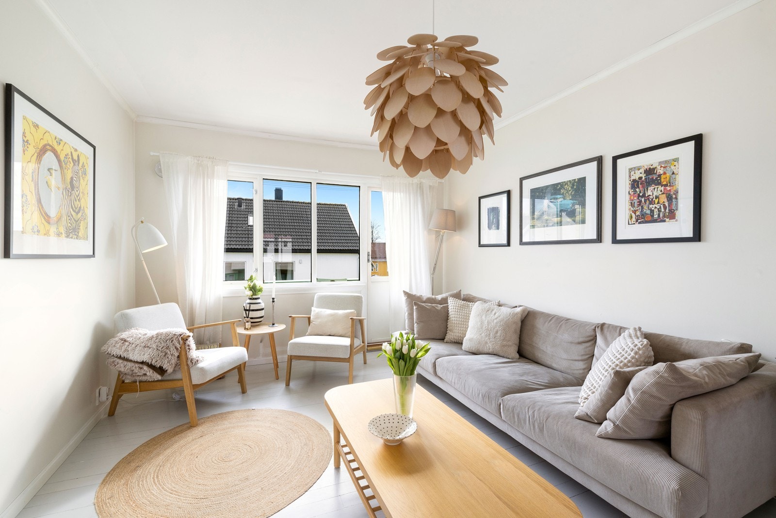 I stuen er det god plass til stor sofagruppe med tilhørende møblement. Her er det utgang til balkong med flott utsikt og gode solforhold Galleribilde