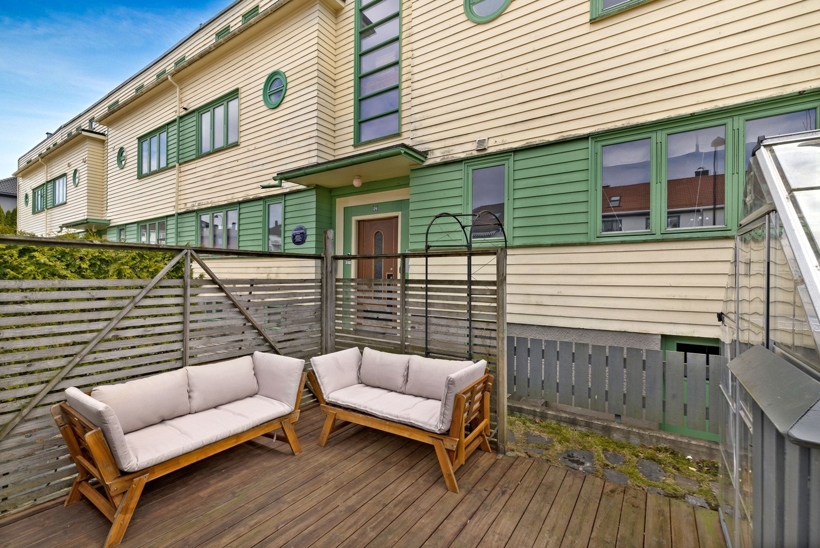 Like utenfor hovedinngangen er det en egen hageparsell som disponeres av leiligheten. Galleribilde