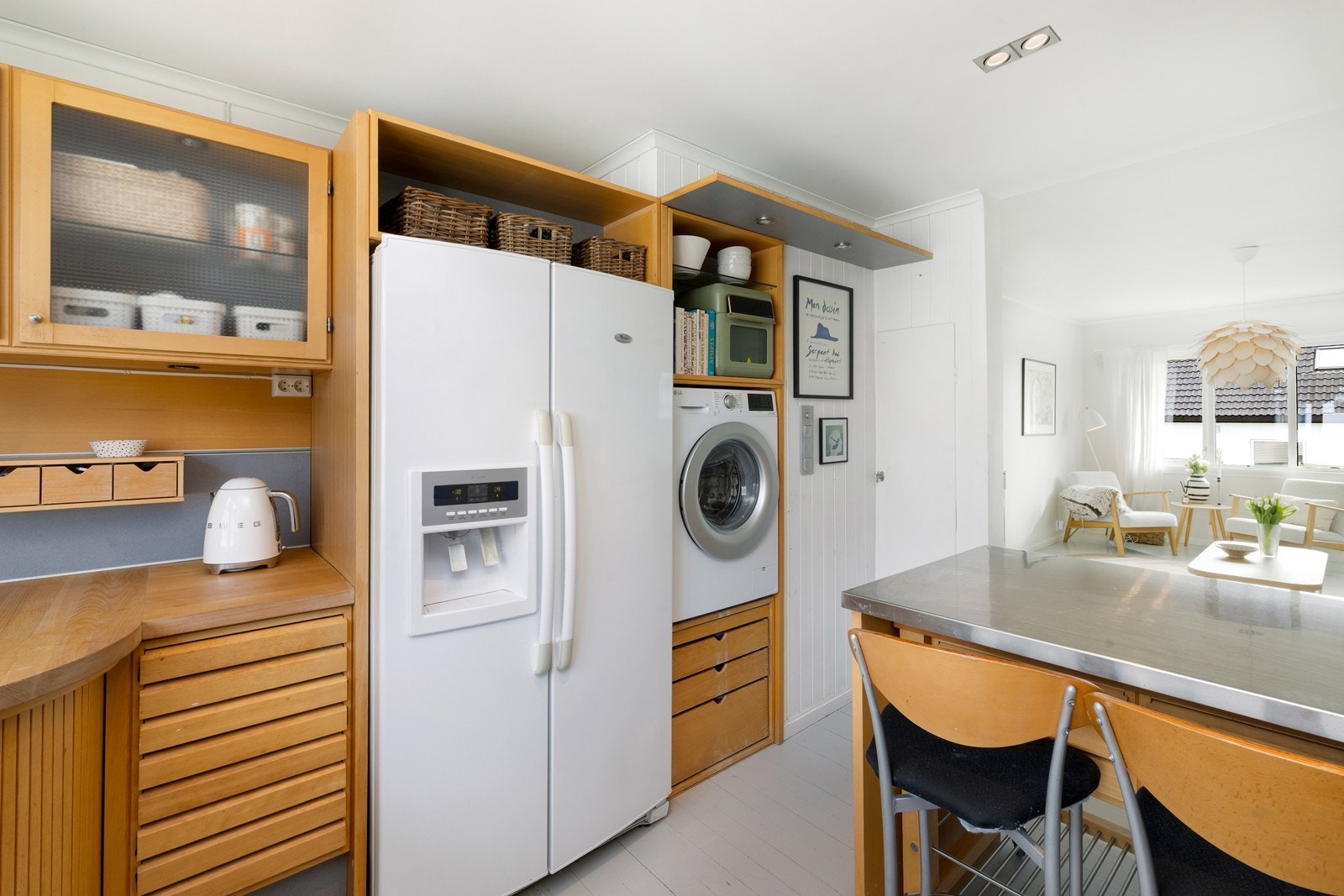 Innredningen er praktisk plassert i rommet med gode oppbevaringsmuligheter. Opplegg for vaskemaskin på kjøkken og i kjellerbod Galleribilde