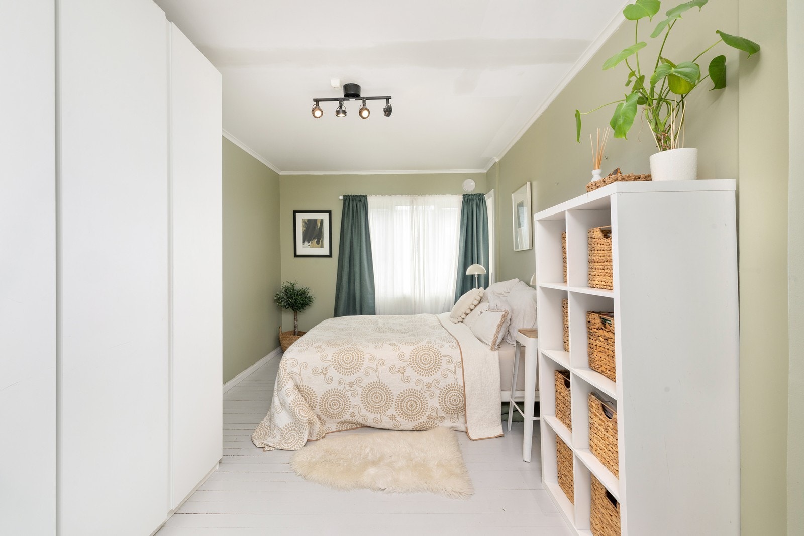 Soverommet har god plass til stor seng, garderobe og tilhørende møblement. Galleribilde