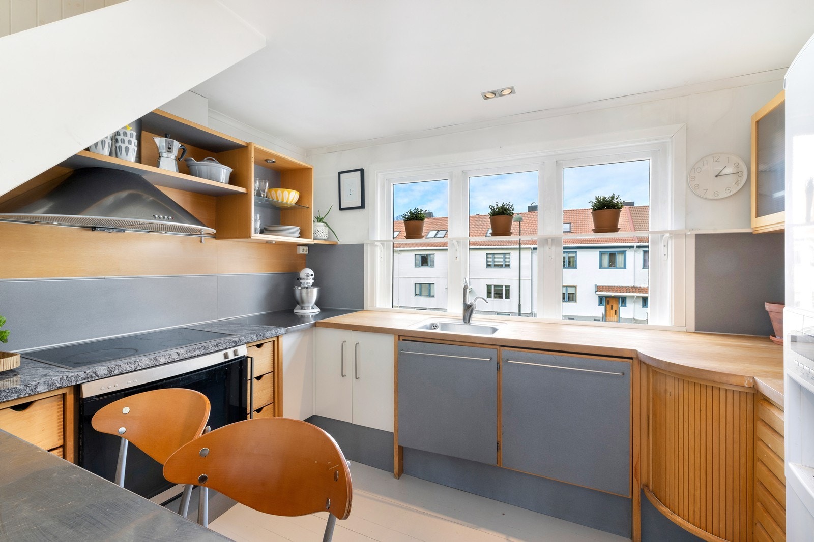 Kjøkkenet er av typen UNO FORM, et dansk design kjøkken med heltre bøk. Galleribilde