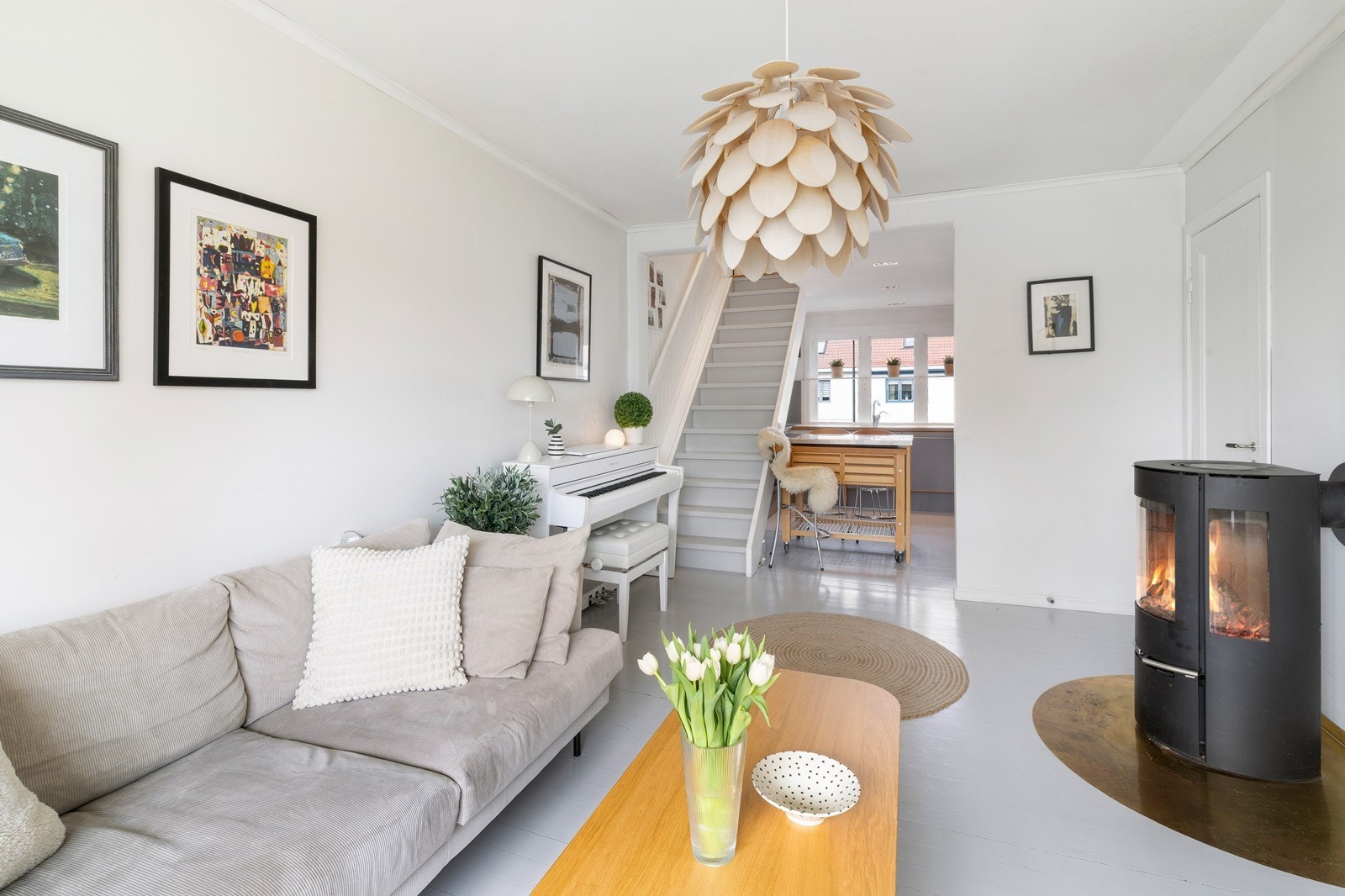 I overgangen mellom stuen og kjøkken er det instalert peisovn. ADURO 9 peisovn. Pipen er renovert med stålrør. Galleribilde