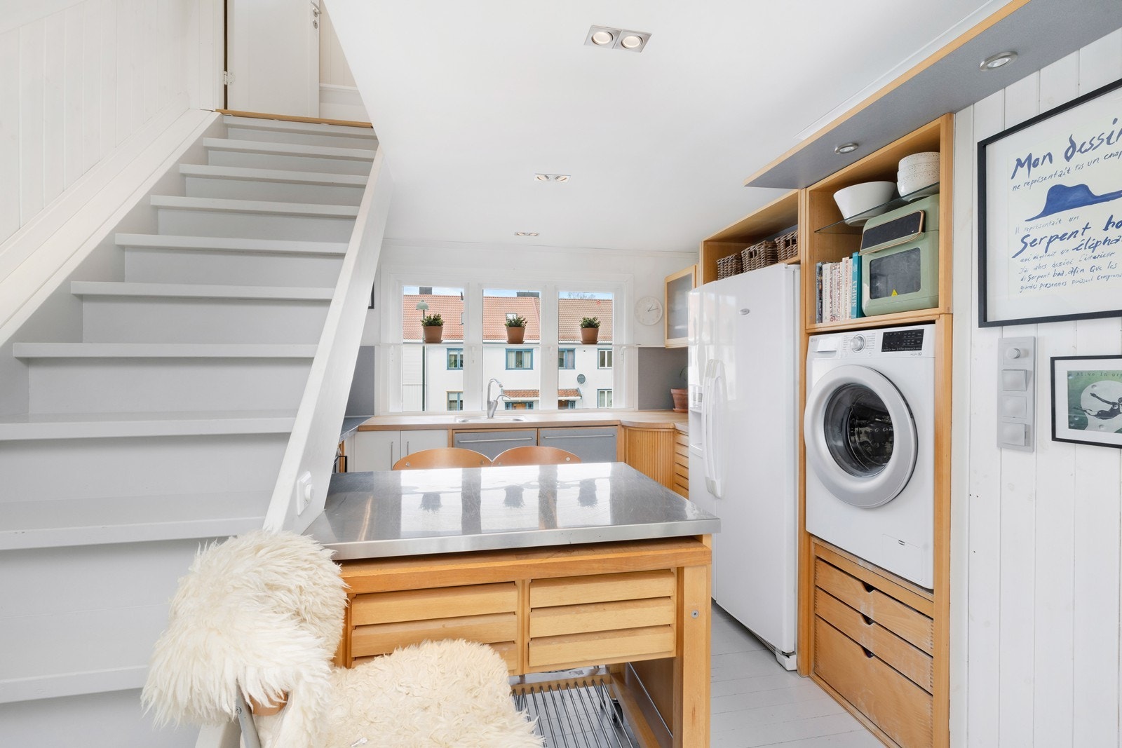 Fra stuen/ kjøkken tar trappen oss videre opp til loftet som er innredet. Galleribilde