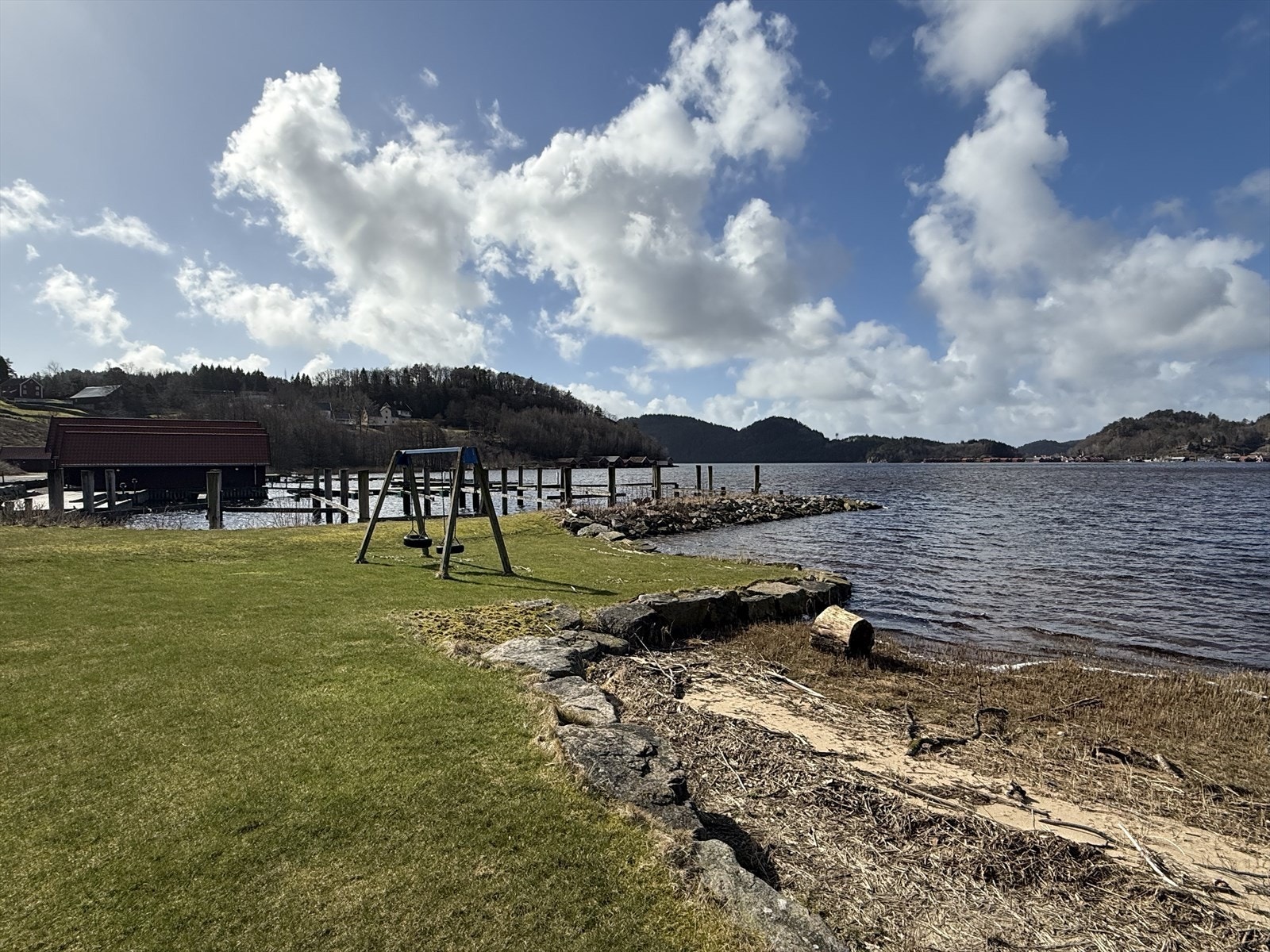 Lekeplass i naturskjønne omgivelser like ved tomten Galleribilde