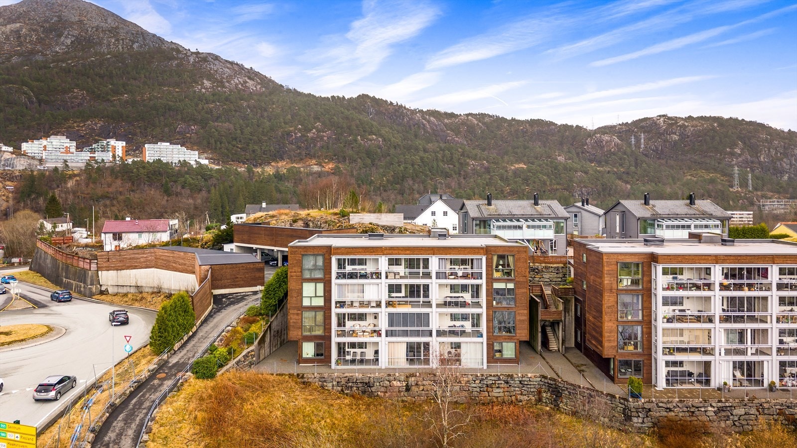 Omgivelsene byr på en perfekt kombinasjon av natur, meget godt kollektivtilbud og kort avstand til ulike servicetilbud på Vestkanten kjøpesenter. Galleribilde