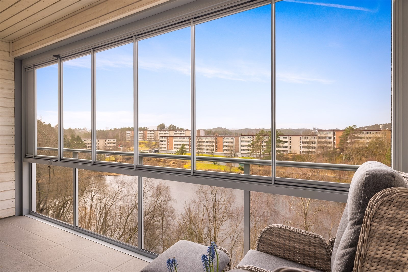 Den innglassede balkongen er et av leilighetens store fortrinn. Galleribilde