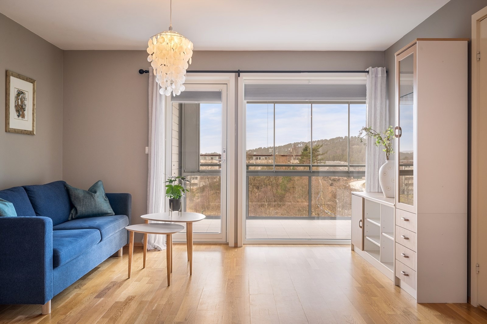 Store vindusflater slipper inn rikelig med dagslys. De lyse fargene og den åpne planløsningen gir en sosial atmosfære. Galleribilde