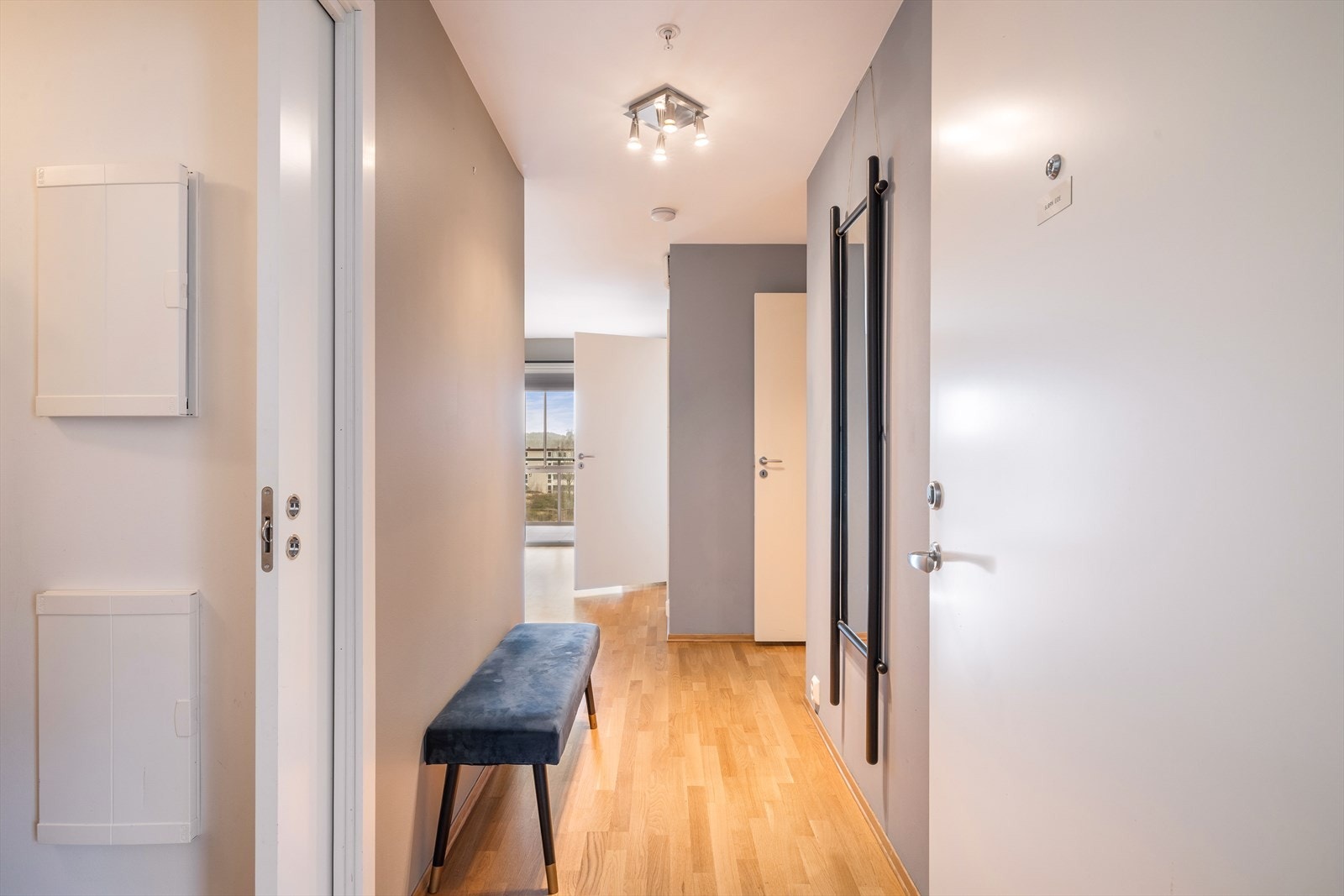 Innbydende entré med plass til oppbevaring, garderobeløsninger og speil. Her er også tilkomst til teknisk rom/bod. I tillegg er det ekstern bod ved carporten. Galleribilde