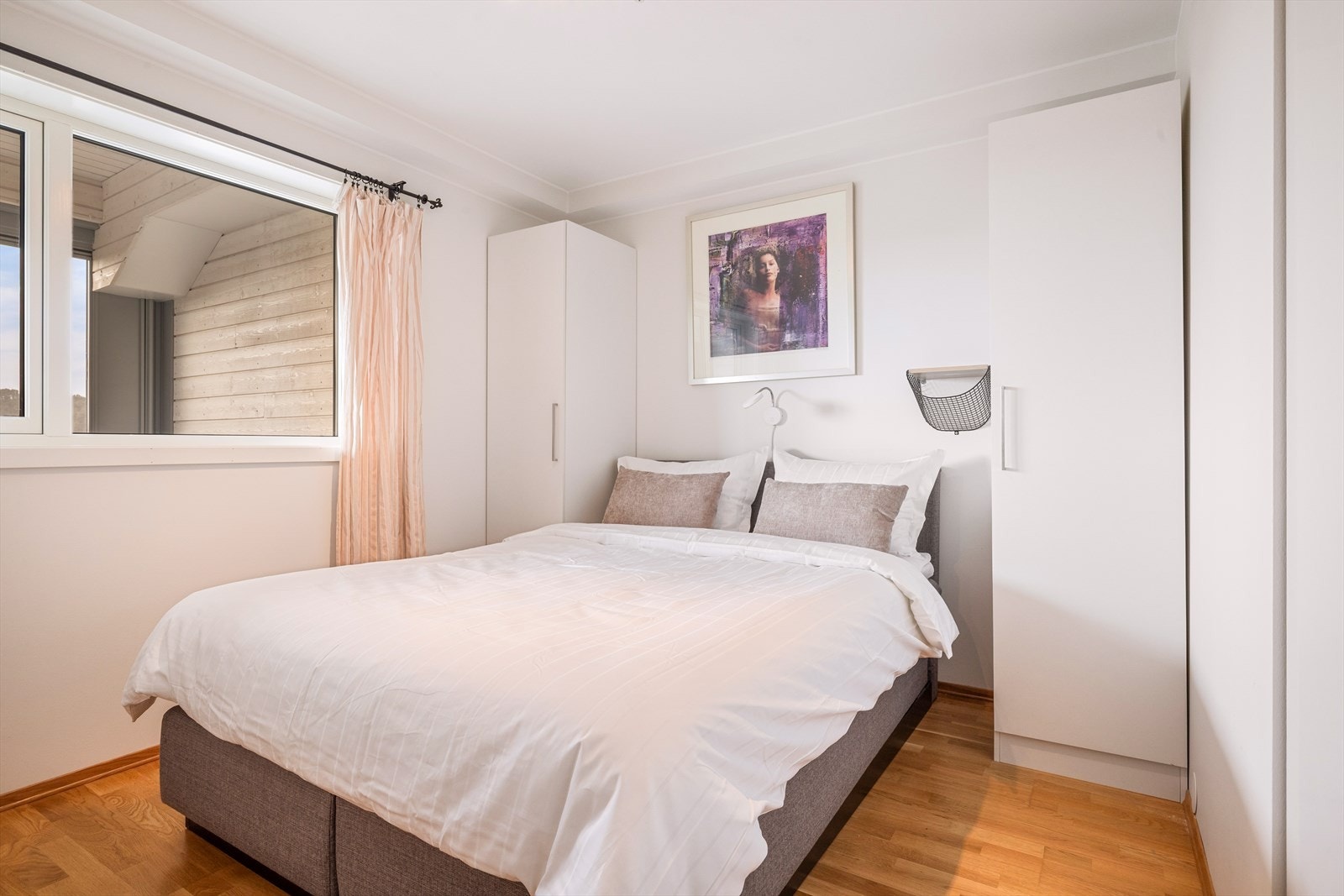 Soverommet er stort og behagelig, med plass til dobbeltseng og garderobeløsning. Galleribilde