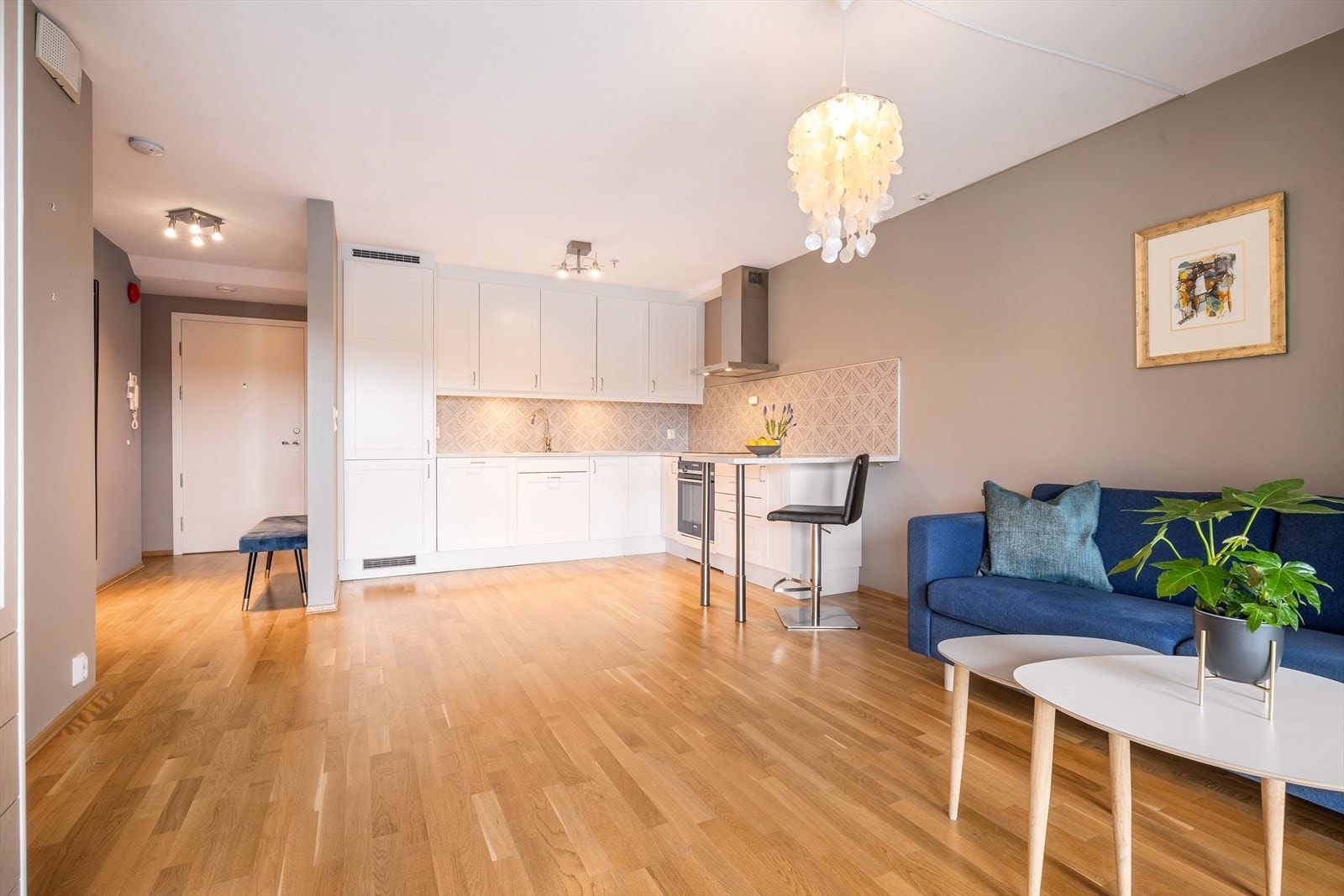 Det er plass til både ofagruppe, spisebord og tv-møblement Galleribilde