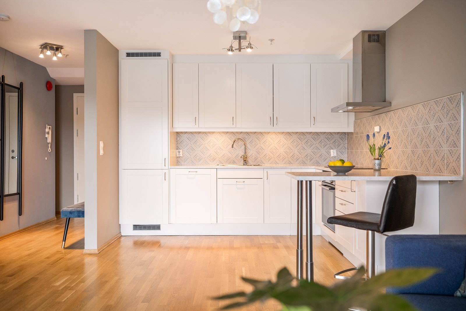 Takhøy kjøkkeninnredning med profilerte fronter og laminert benkeplate. Alle hvitevarer er integrert. Galleribilde