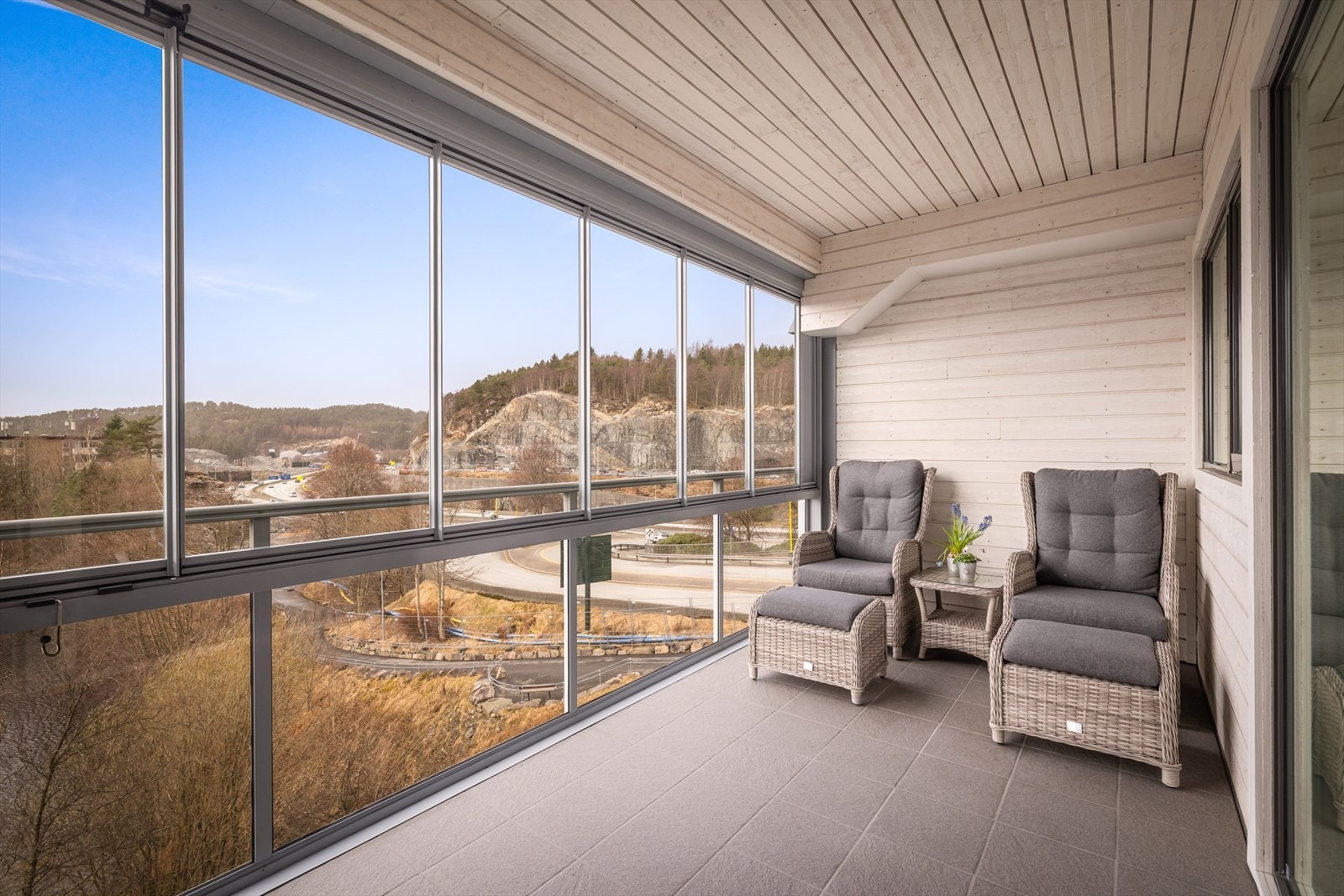 Her får du nesten et ekstra rom som kan brukes store deler av året - perfekt for sene middager i kveldssolen, avslapning eller grønne planter. Galleribilde