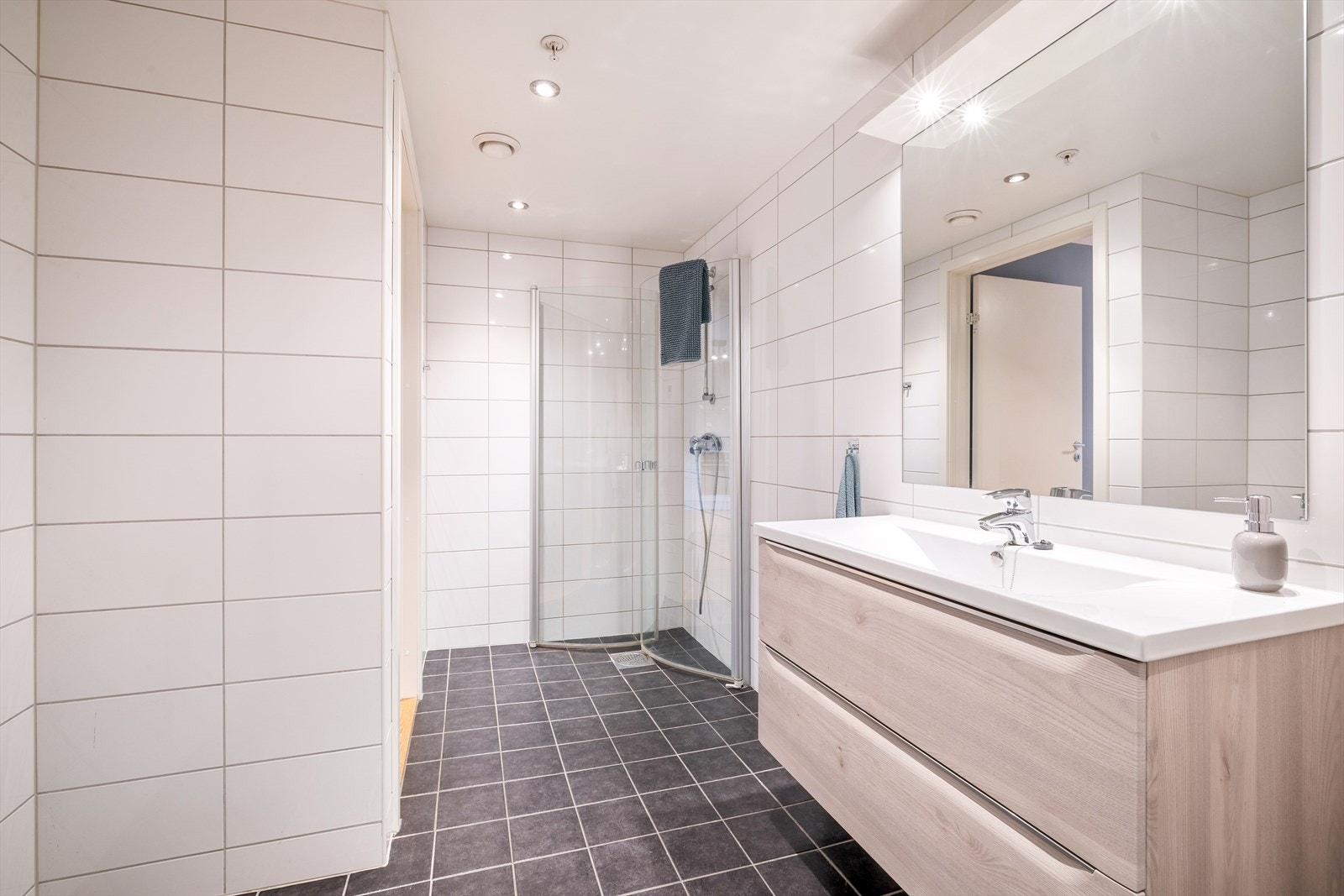 Varmekabler i gulvet og opplegg for vaskemaskin Galleribilde