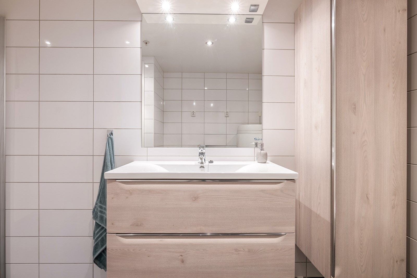 Det er innredet med innfellbare glassvegger i dusjen, baderomsinnredning med god oppbevaringsplass og vegghengt toalett. Galleribilde