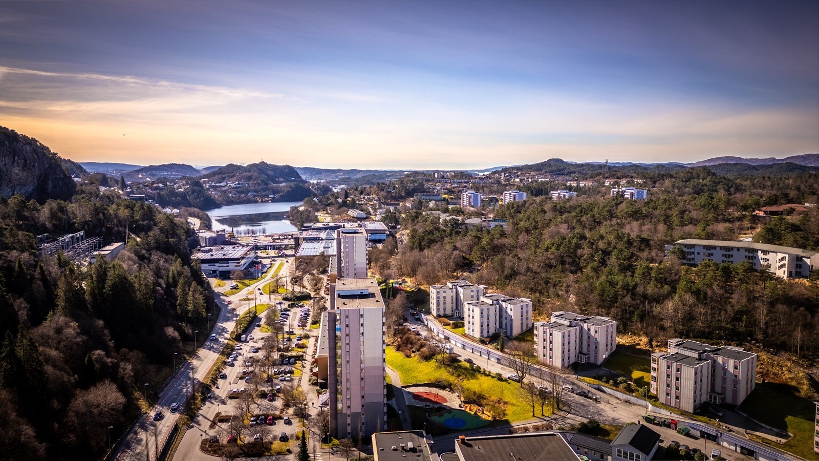 Til Vestkanten tar det 4 min med bil (ca 20 min å gå)- her er et nesten uendelig med utvalg av butikker, apotek og Vinmonopol og søndagsåpen butikk. Det er også treningssenter, ishall, badeanlegg og sportsbaren 5071 Galleribilde