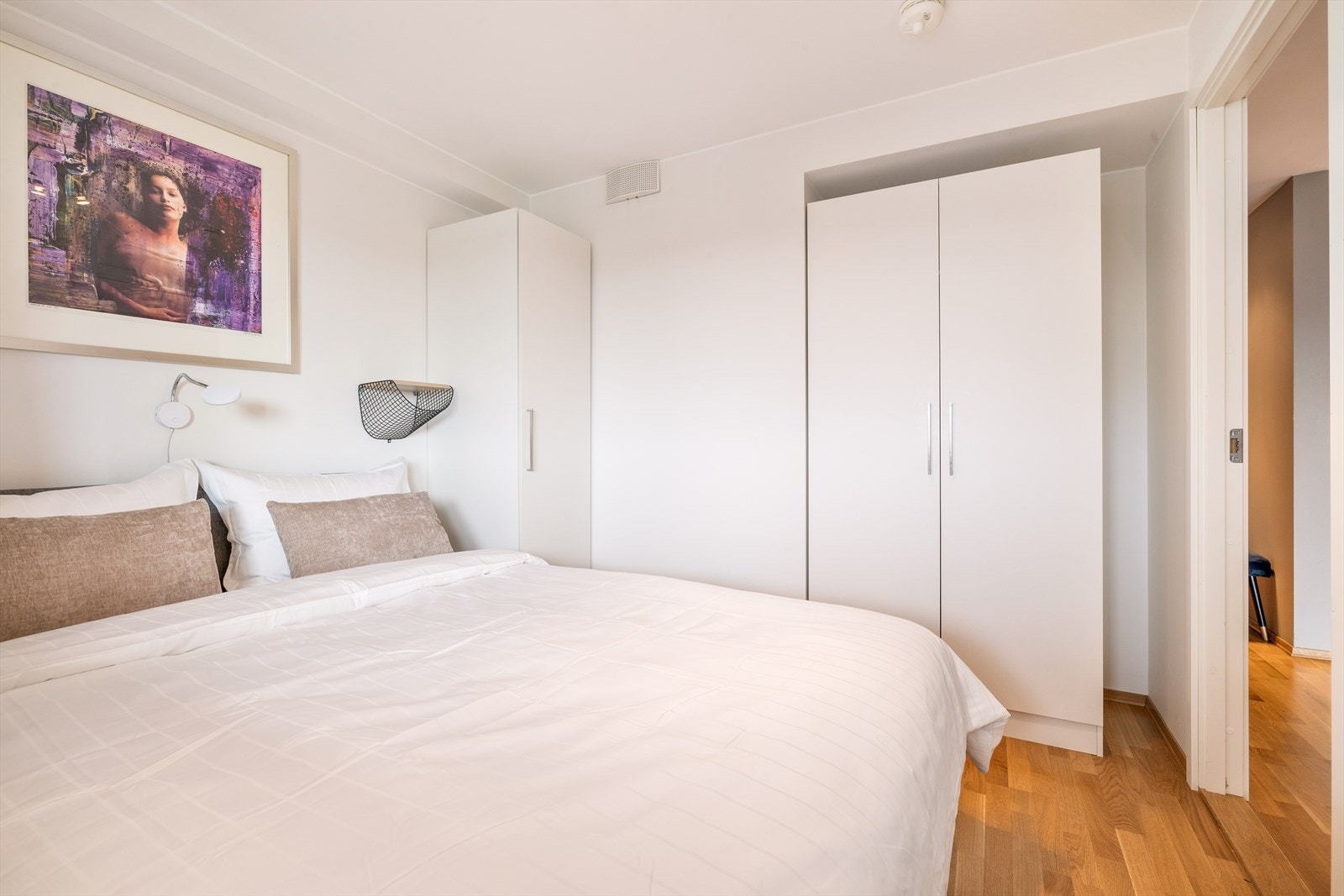 Rommet er i dag innredet med to enkle garderobeskap og et dobbeltskap Galleribilde