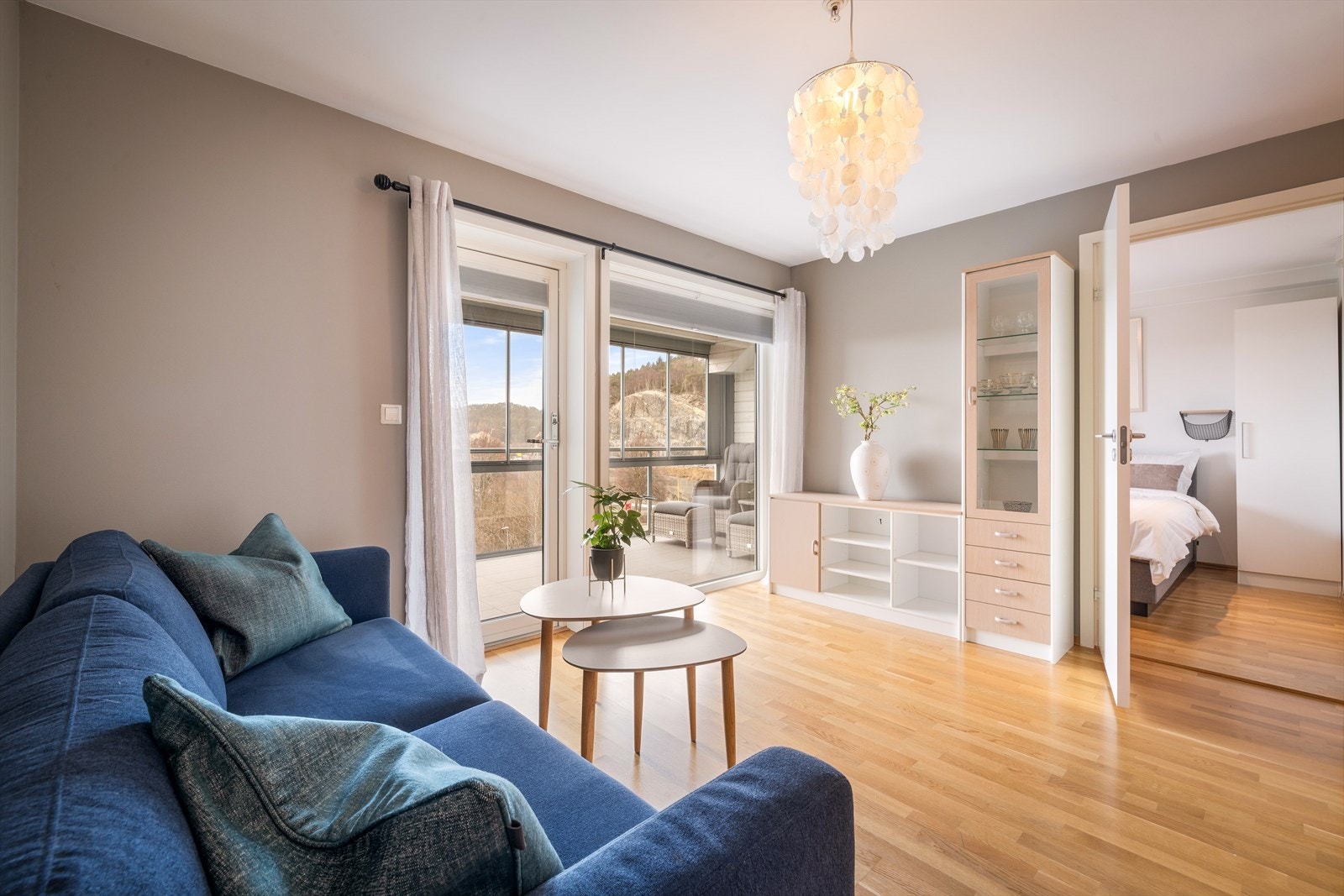 Romslig åpen stue/kjøkken-løsning på 21,2 kvm. Galleribilde