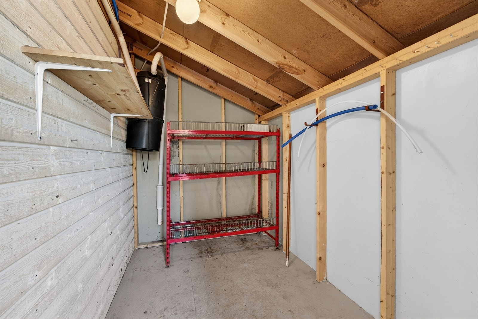 Kjekk bod ved inngangspartiet med god lagringsplass. Galleribilde