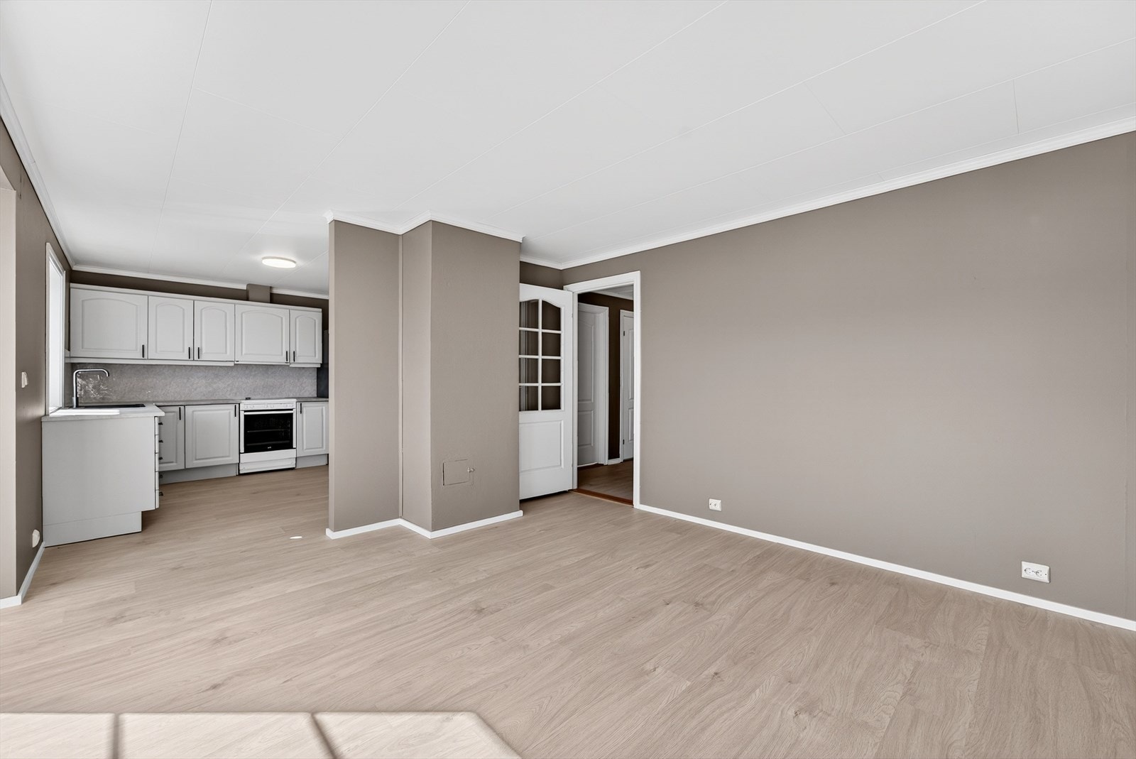 Stue og kjøkken er naturlig adskilt. Galleribilde