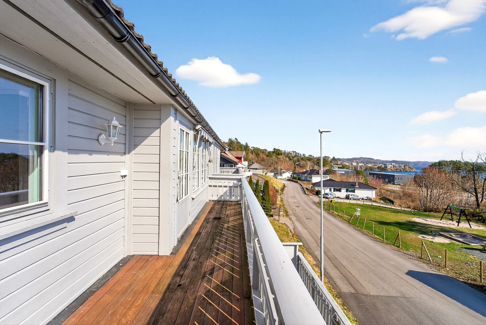 Plass til cafebord med stoler på terrassen. Her kan man nyte sola store deler av dagen. Galleribilde