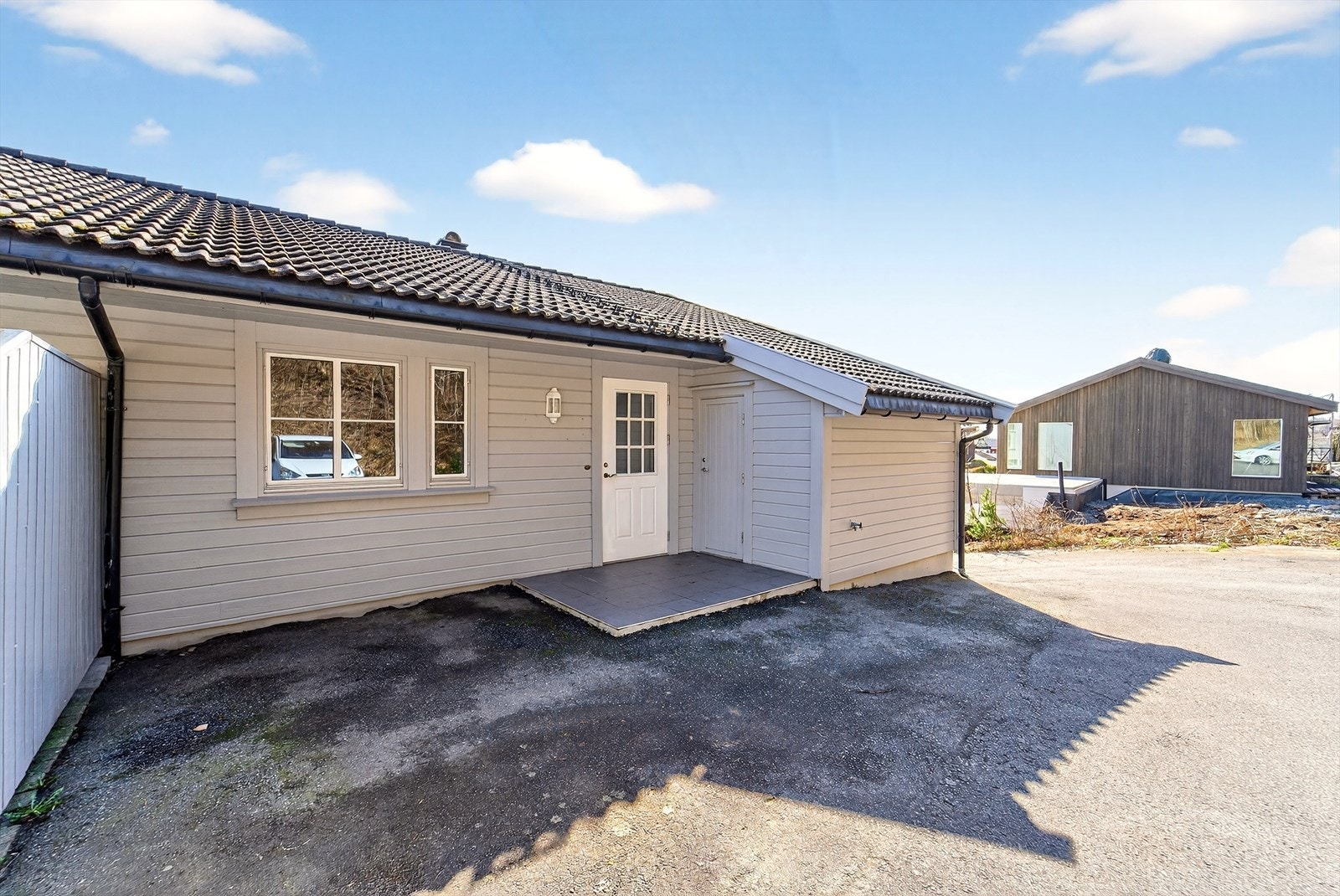 Utevann ved inngangspartiet. Galleribilde