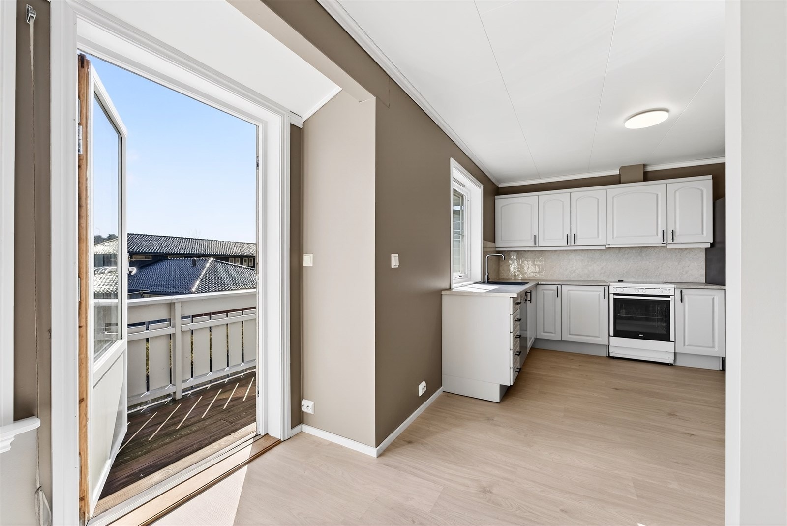 Utgang til balkong fra stuen. Galleribilde