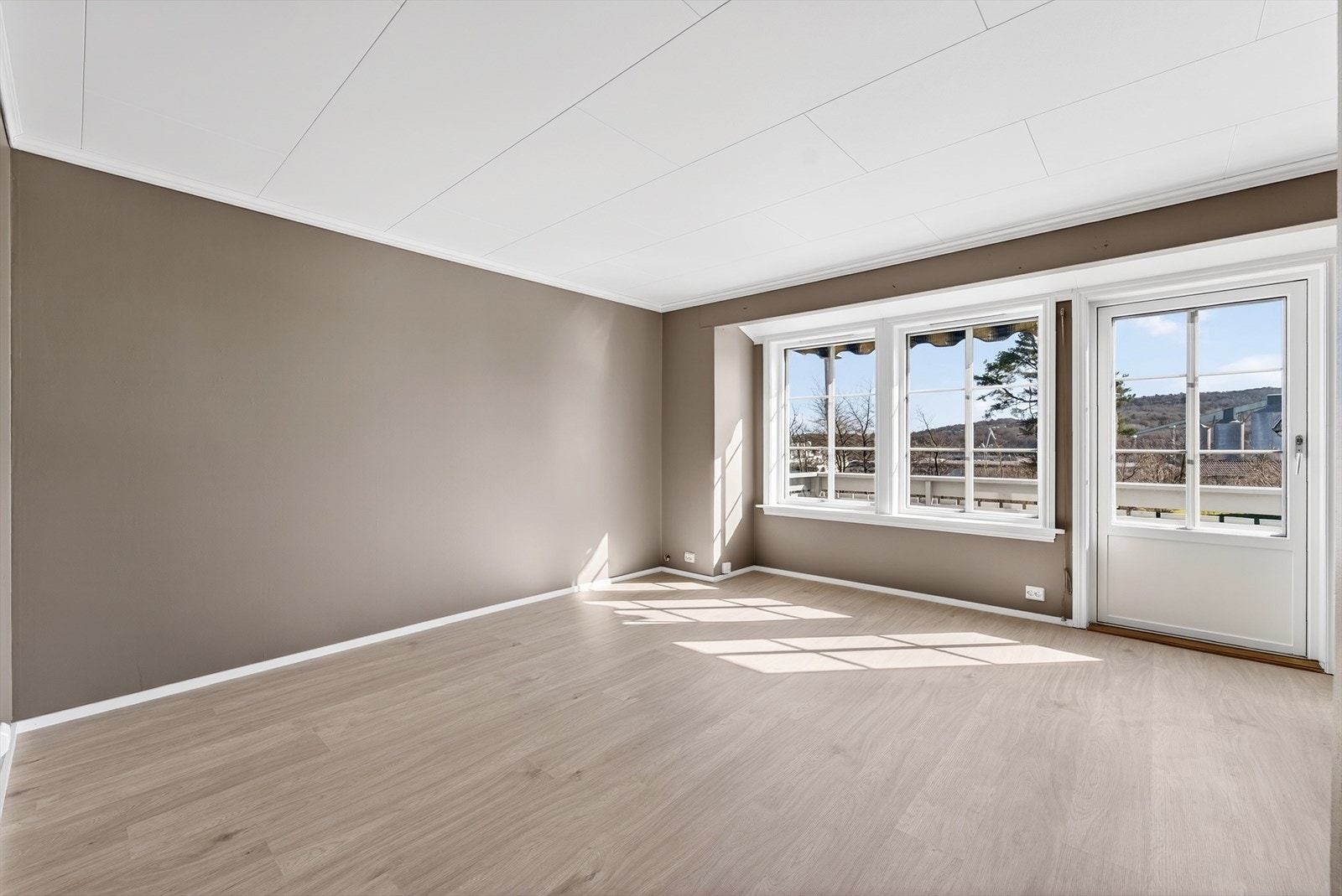 Nymalt og trivelig stue med gode vindusflater og utgang til en stor solrik balkong. Galleribilde