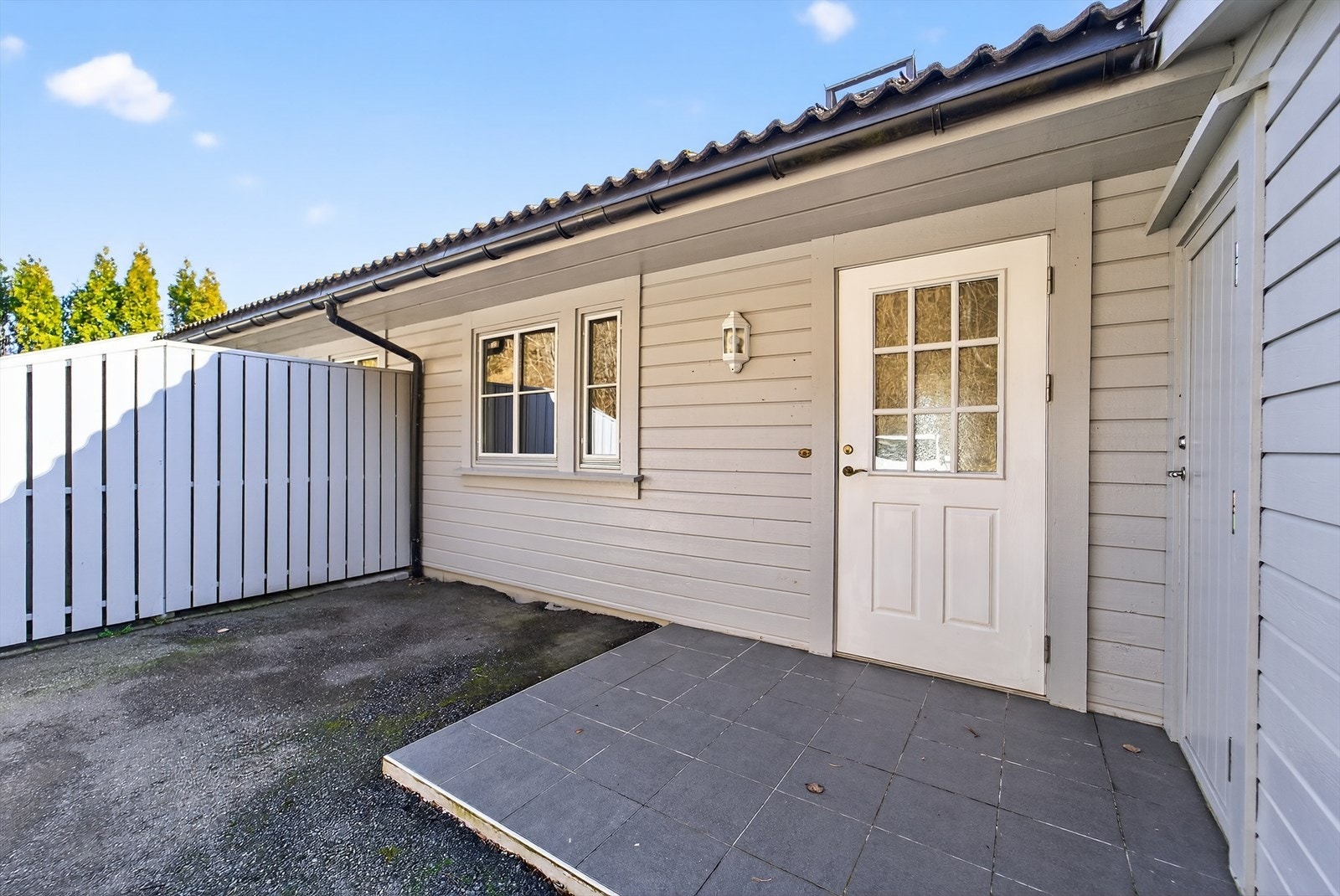 Velkommen inn. Her får man sola inn på ettermiddagen. Adkomst til utvendig bod og inn til leiligheten. Galleribilde