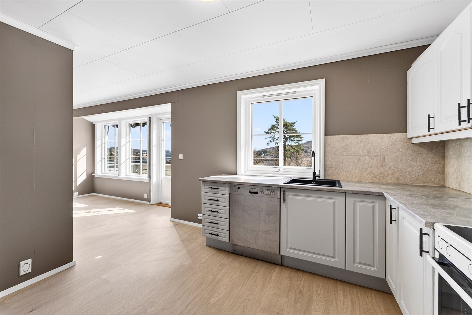 På kjøkkenet er det plass til et spisebordsmøblement. Galleribilde