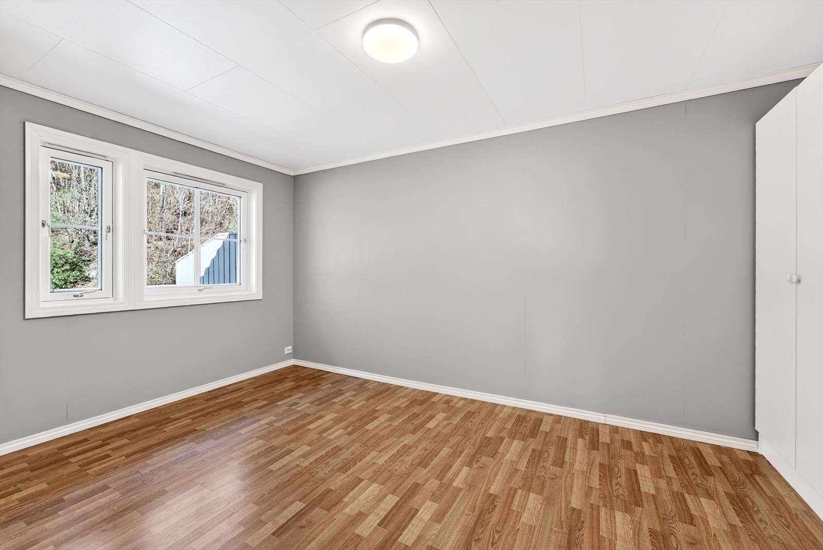 Stor hovedsoverom med garderobeskap. Galleribilde