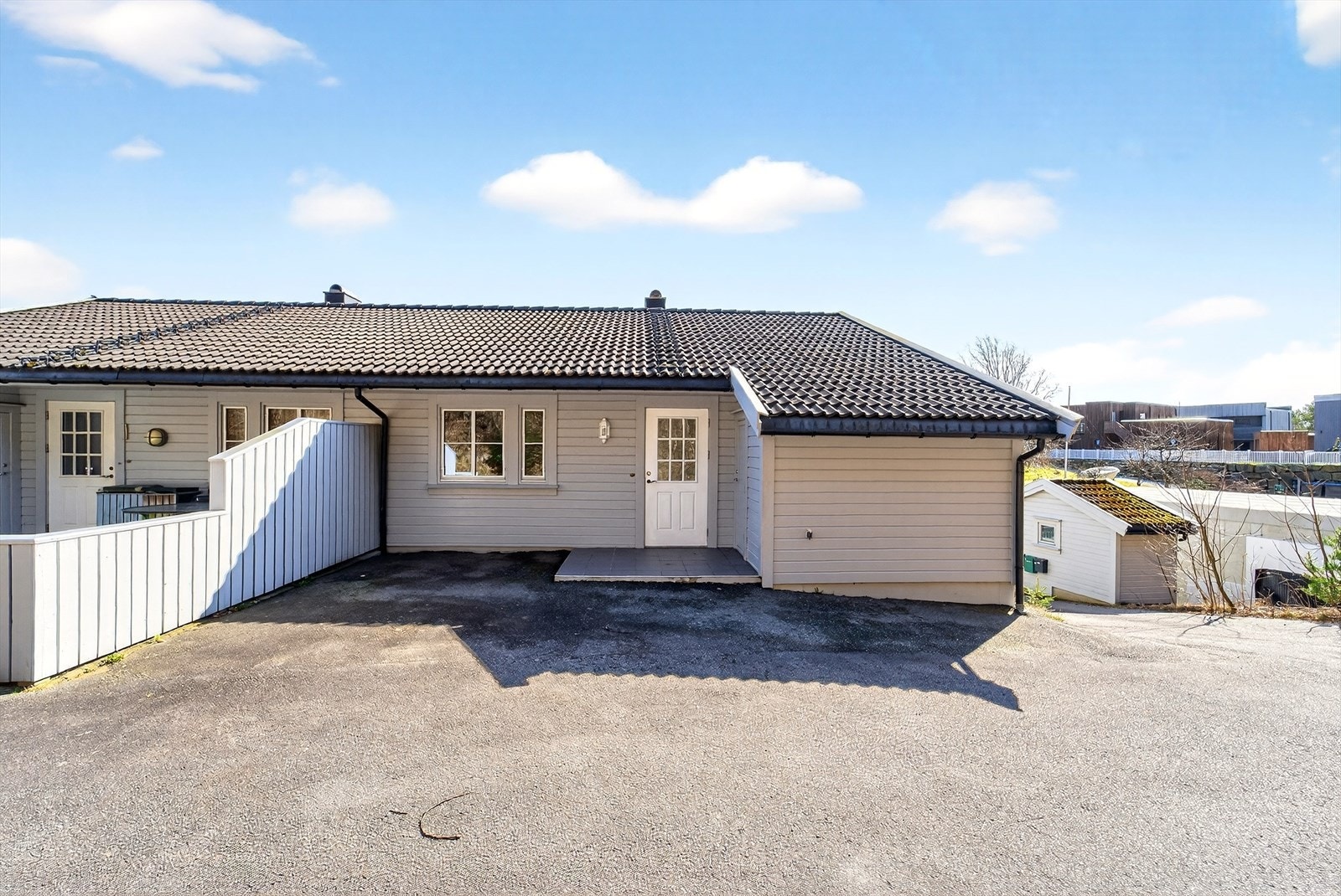 Uteområde ved inngangspartiet. Galleribilde