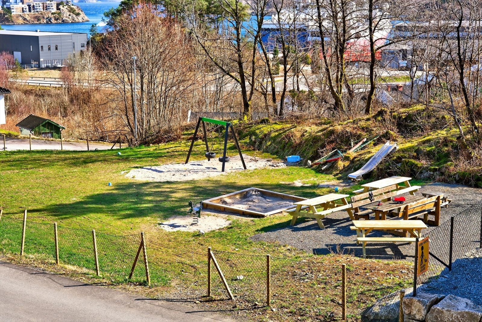 Populær lekeplass rett ved leiligheten. Galleribilde