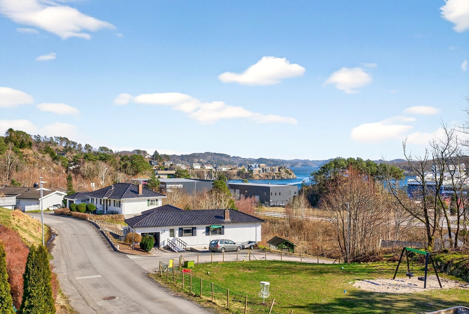 Utsikten fra balkongen. Her har man god oversikt over området, ned til lekeplassen og ut mot fjorden. Galleribilde