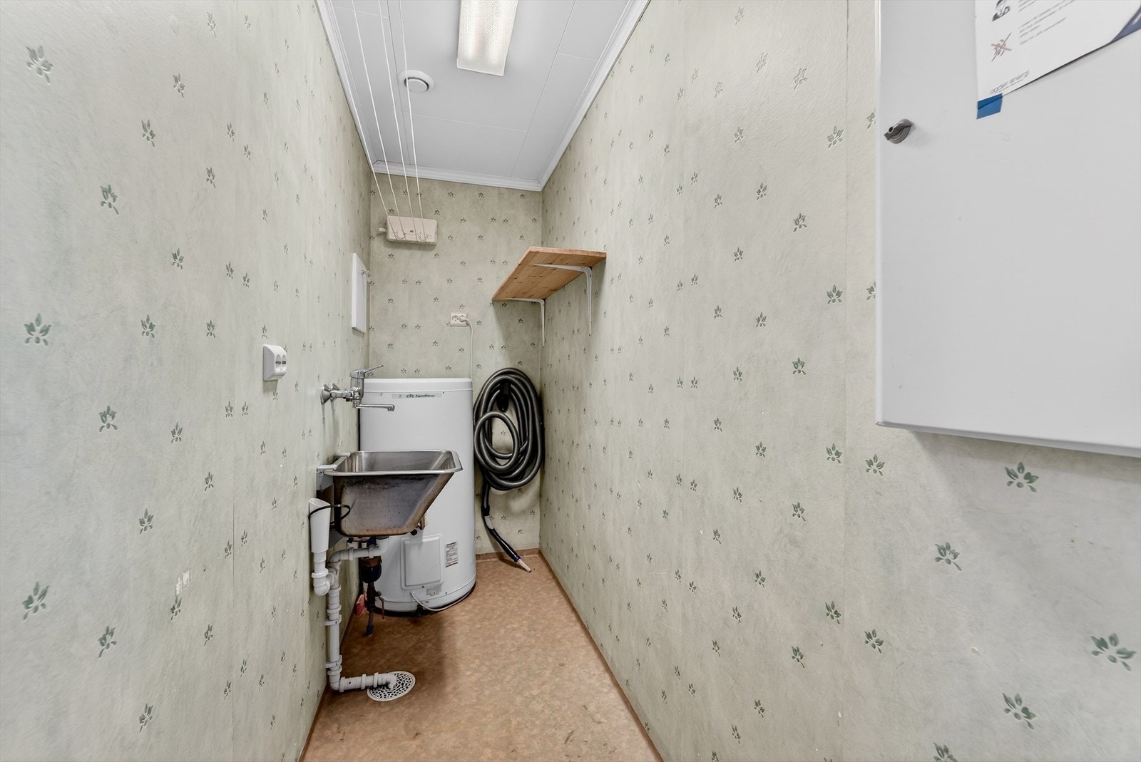 Eget vaskerom med tørkemuligheter og utslagsvask. Galleribilde