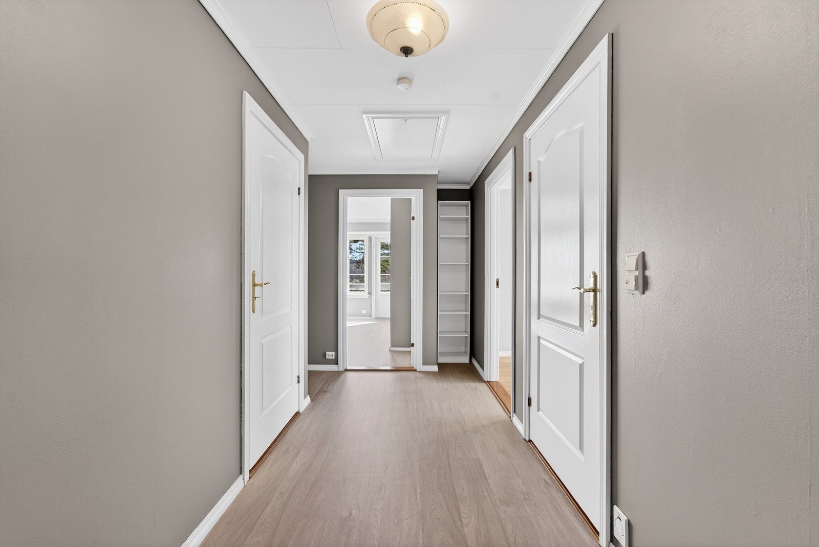 Velkommen inn i en lys og tivelig gang som fører inn i stua. Galleribilde