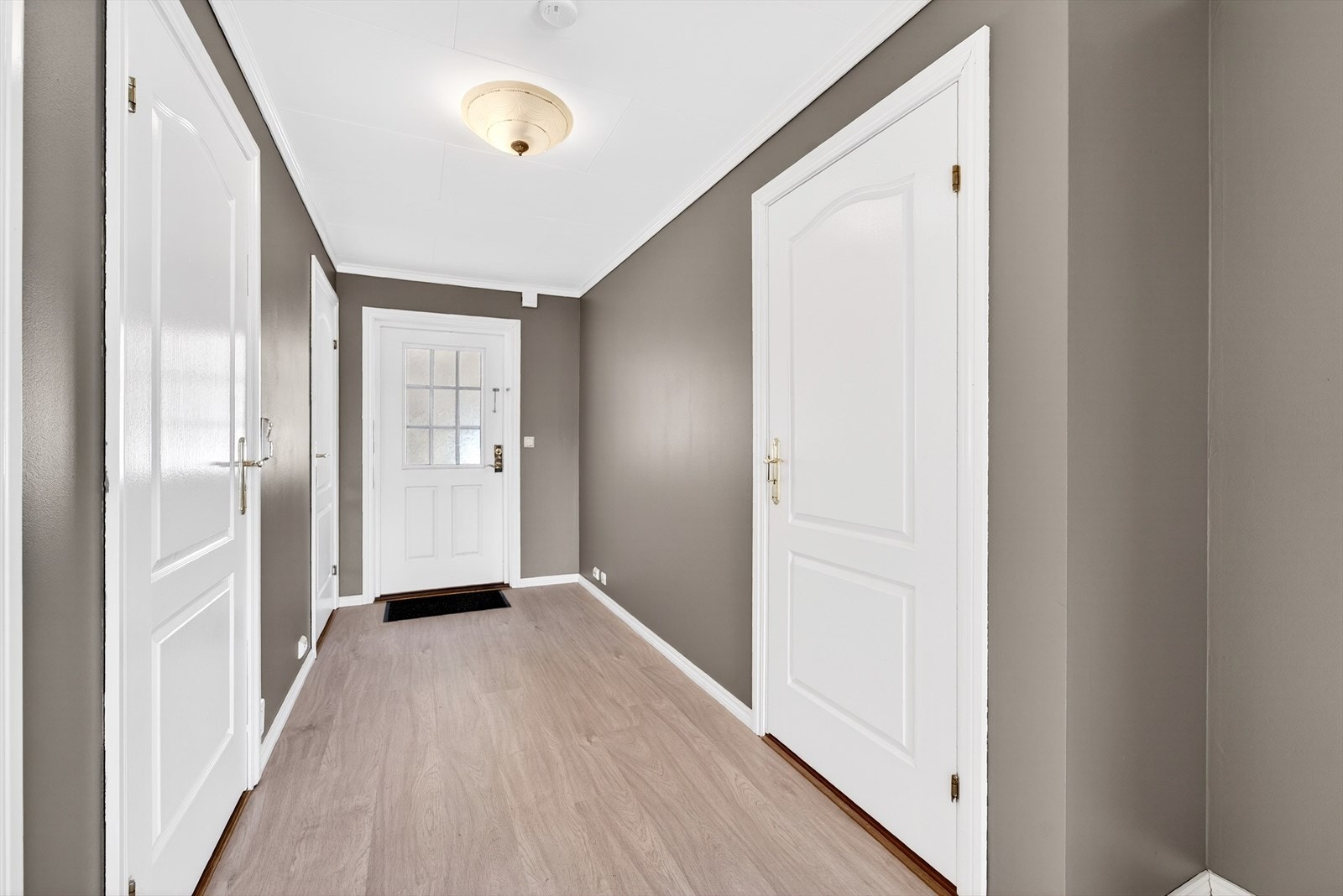 I gangen er det adkomst til 2 soverom. vaskerom og bad. Galleribilde