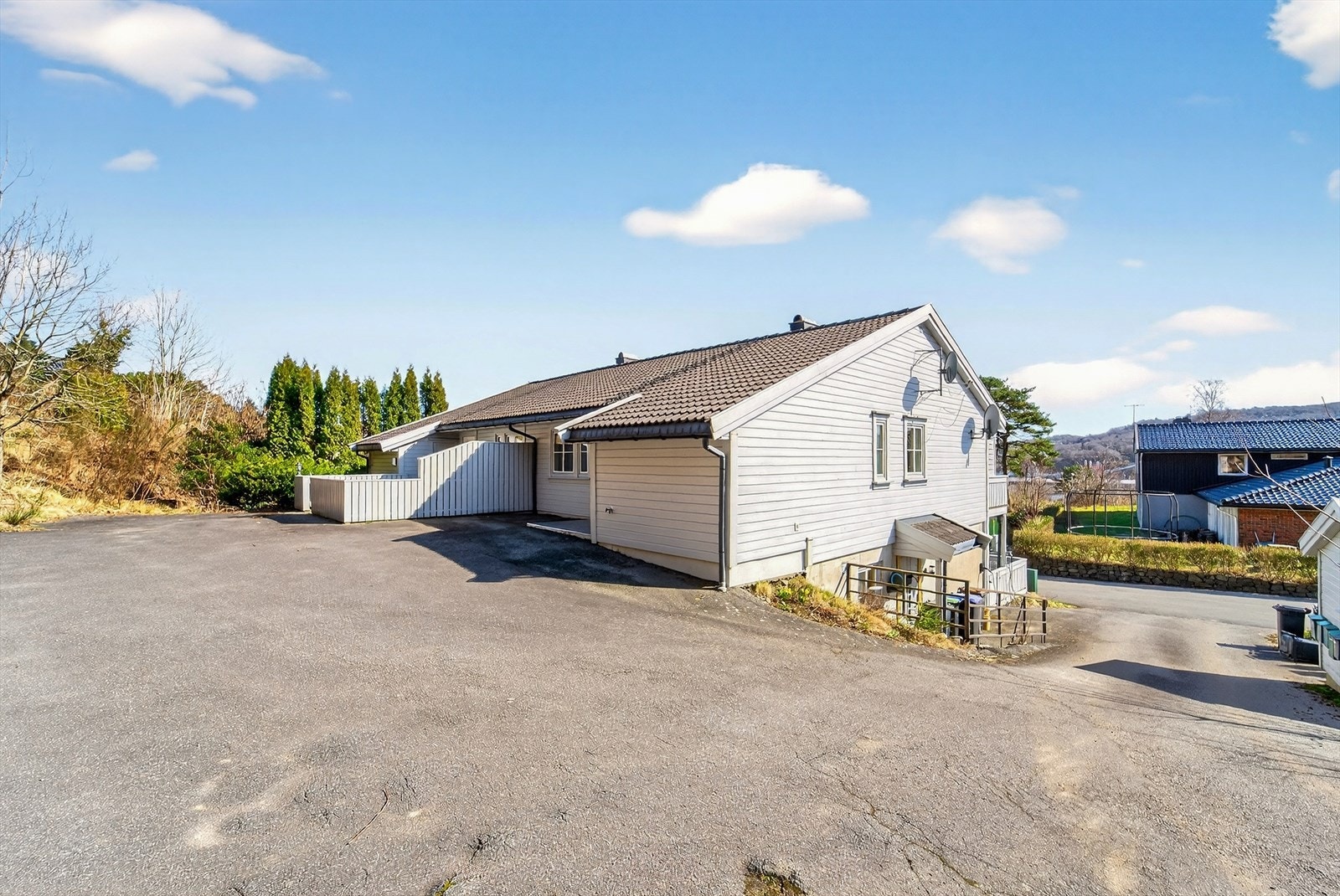 Parkeringsområde i bakkant av boligen, samt et område leiligheten har eksklusiv bruksrett på jfr. seksjoneringen. Galleribilde