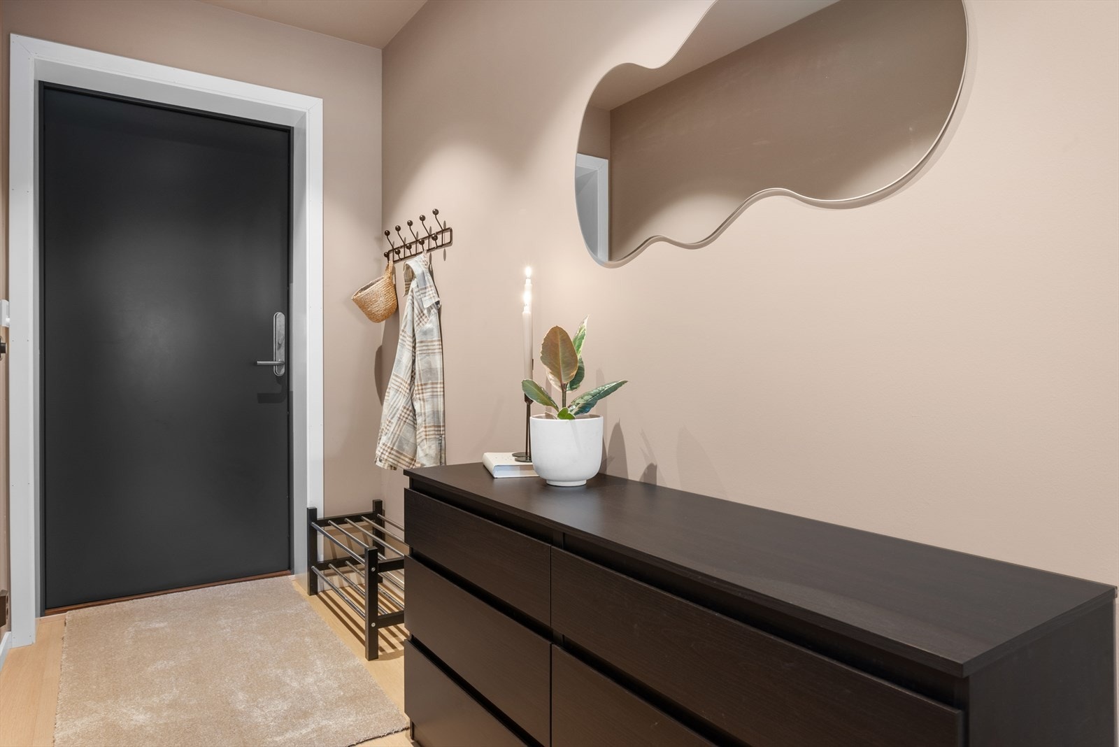 Entreen har egen sone med gulvvarme, og det god plass for knagger og garderobeløsninger her. Galleribilde