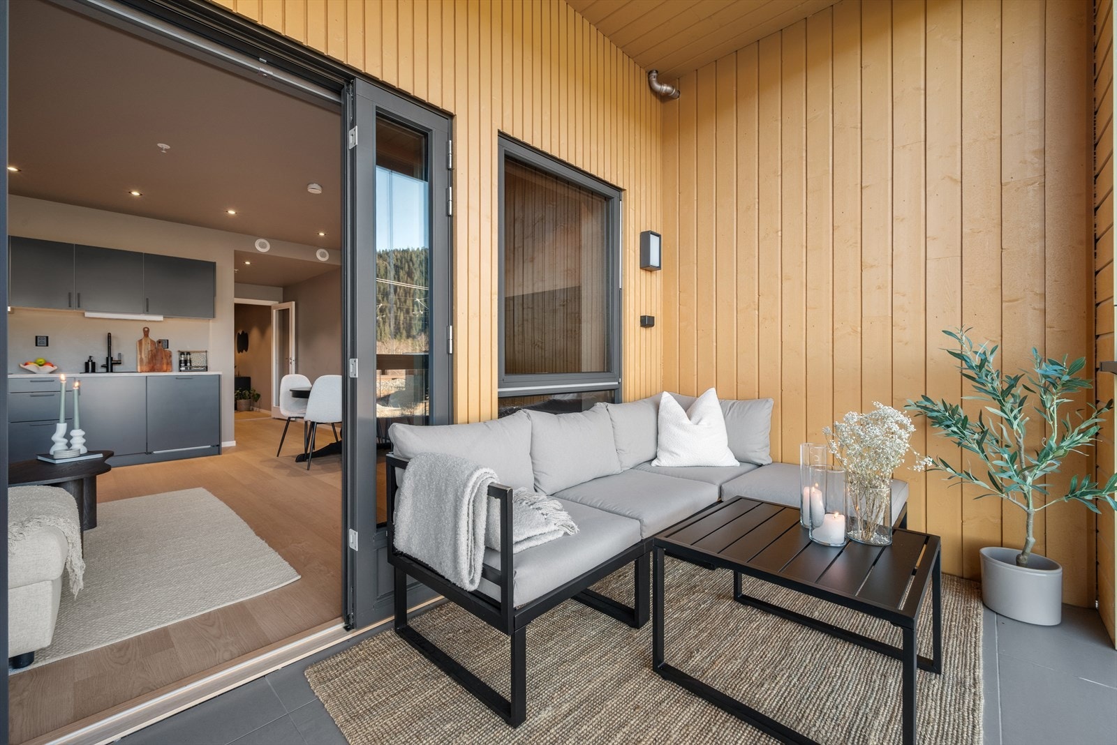 Balkongen måler cirka 9 kvm, og har god plass til sittegruppe, grill og mere til. Galleribilde