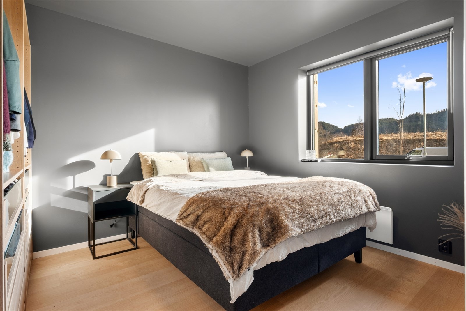 Soverommet måler cirka 10 kvm, og har en stor garderobeløsning og god plass til ei stor seng. Galleribilde
